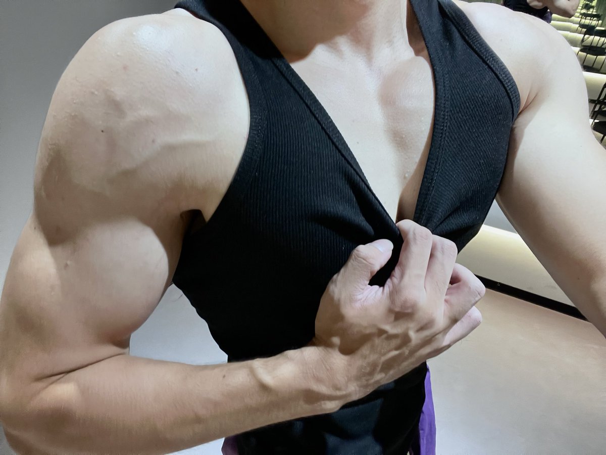 Djj03098's tweet photo. 想成为恋爱博主的第一天
#肌肉男 #薄肌 #健身 https://t.co/2yo2pmdtpH