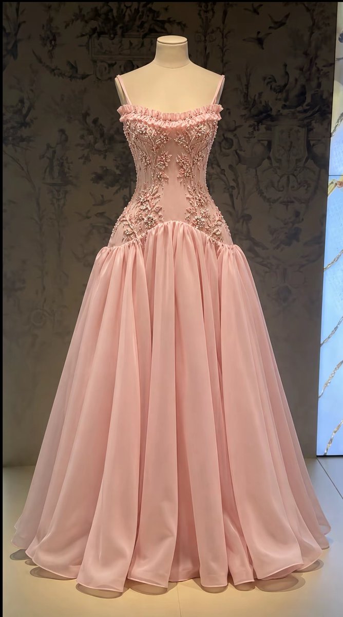 prtygal777's tweet photo. the most gorgeous dress i have ever seen https://t.co/tRAoDOnpWI