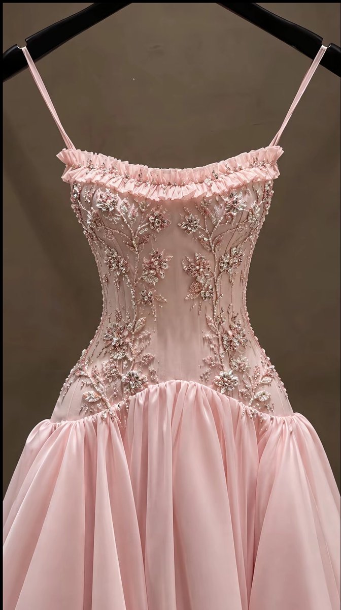 prtygal777's tweet photo. the most gorgeous dress i have ever seen https://t.co/tRAoDOnpWI