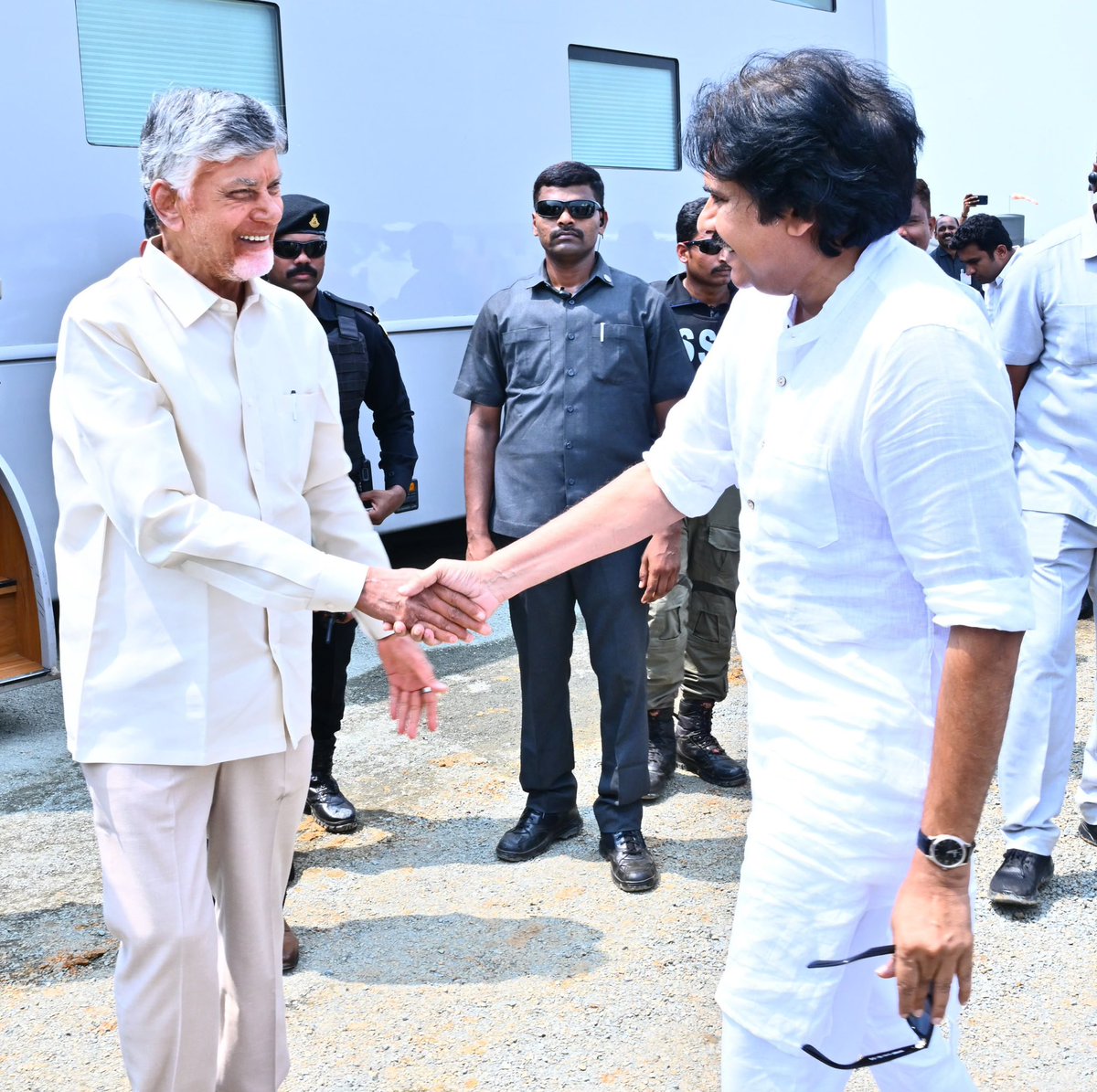 APDeputyCMO's tweet photo. ప్రొద్దుటూరులో జల్ జీవన్ మిషన్ – అమరజీవి జలధారల ప్రత్యేక పైలాన్

•రూ. 30,156 కోట్ల తాగు నీటి ప్రాజెక్టుల వివరాలతో అమృత్ నగర్ కూడలిలో ఏర్పాటు
•పైలాన్‌ను ఆవిష్కరించిన గౌరవ ముఖ్యమంత్రి శ్రీ @ncbn గారు, ఉప ముఖ్యమంత్రివర్యులు శ్రీ @PawanKalyan గారు

రాష్ట్ర ప్రజలకు సురక్షితమైన, నాణ్యమైన తాగు నీటిని అందించాలనే లక్ష్యంతో అమలు చేస్తున్న జల్ జీవన్ మిషన్ – అమరజీవి జలధార ప్రాజెక్టులకి సంబంధించిన ప్రత్యేక పైలాన్ ను ప్రొద్దుటూరు పట్టణంలోని, అమృత్ నగర్ కూడలిలో గౌరవ రాష్ట్ర ముఖ్యమంత్రివర్యులు శ్రీ చంద్రబాబు నాయుడు గారు, ఉప ముఖ్యమంత్రివర్యులు శ్రీ పవన్ కళ్యాణ్ గారు కలసి ఆవిష్కరించారు.  జల్ జీవన్ మిషన్ – అమరజీవి జలధార ద్వారా చేపడుతున్న భారీ తాగునీటి ప్రాజెక్టుల వివరాలను ప్రజలు తెలుసుకునేందుకు వీలుగా ఈ పైలాన్ ను ఏర్పాటు చేశారు. 

రూ.30,156 కోట్ల వ్యయంతో రాష్ట్రవ్యాప్తంగా అమలు చేస్తున్న తాగునీటి సరఫరా, సమగ్ర రక్షిత తాగునీటి పథకాలు, మల్టీ విలేజ్ స్కీమ్స్, గ్రామీణ నీటి మౌలిక వసతుల కల్పనకు సంబంధించిన ప్రధాన ప్రాజెక్టుల వివరాలు ఈ పైలాన్‌లో పొందుపరిచారు. అందులో గండికోట జలాశయం నుంచి అన్నమయ్య, చిత్తూరు జిల్లాల్లో నిర్మిస్తున్న ప్రాజెక్టులతోపాటు రాష్ట్రవ్యాప్తంగా దాదాపు 9,000 గ్రామాల్లో చేపట్టిన సింగిల్ విలేజ్ స్కీమ్స్, 28 జిల్లాల పరిధిలో చేపట్టిన ప్రాజెక్టుల వివరాలు ప్రజలకు సులభంగా అర్థమయ్యేరీతిలో ఫలకాలపై చెక్కారు.  ప్రతి ఇంటికీ స్వచ్ఛమైన తాగునీరు చేర్చాలన్న లక్ష్యంతో జల్ జీవన్ మిషన్ – అమరజీవి జలధార పనులను ఎంతో బాధ్యతాయుతంగా ముందుకు తీసుకువెళ్తున్నట్టు ఈ సందర్భంగా తెలియజేశారు. 

ఈ కార్యక్రమంలో బీజేపీ రాష్ట్ర అధ్యక్షులు శ్రీ పీవీఎన్ మాధవ్ గారు, రోడ్లు, భవనాల శాఖ మంత్రి శ్రీ బీసీ జనార్థనరెడ్డి, స్థానిక శాసన సభ్యులు శ్రీ నంద్యాల వరదరాజులు రెడ్డి, మైదుకూరు శాసన సభ్యులు శ్రీ పుట్టా సుధాకర్ యాదవ్ తదితరులు పాల్గొన్నారు.

(1/4)