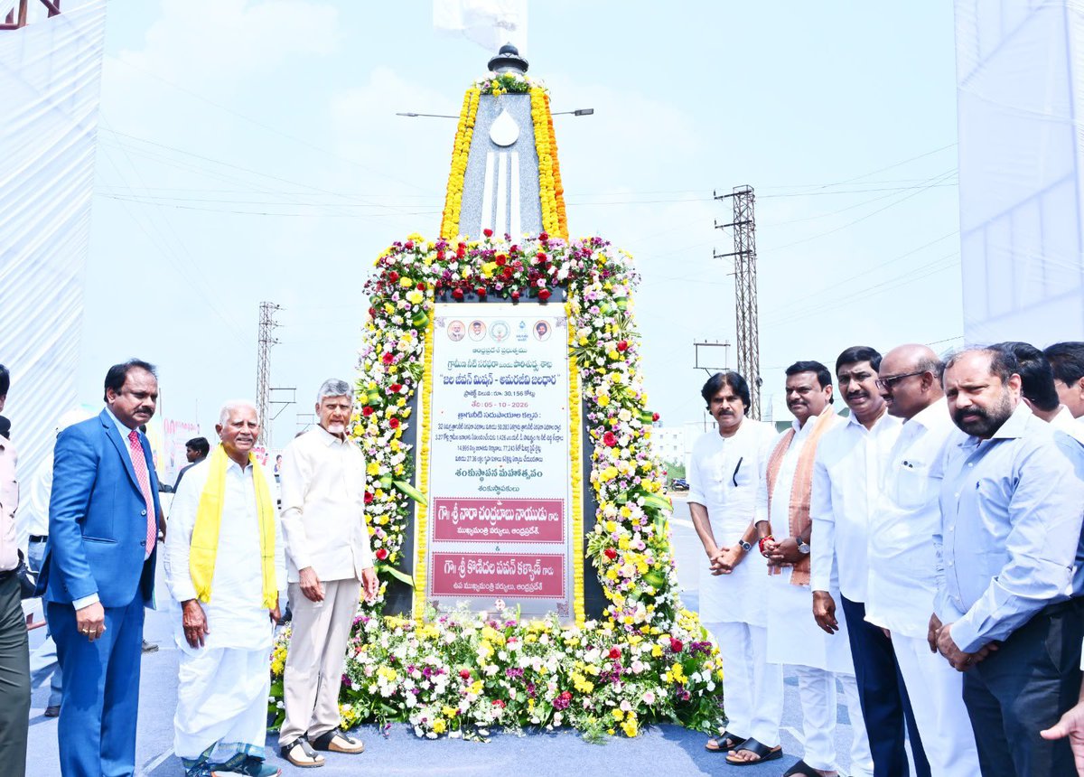 APDeputyCMO's tweet photo. ప్రొద్దుటూరులో జల్ జీవన్ మిషన్ – అమరజీవి జలధారల ప్రత్యేక పైలాన్

•రూ. 30,156 కోట్ల తాగు నీటి ప్రాజెక్టుల వివరాలతో అమృత్ నగర్ కూడలిలో ఏర్పాటు
•పైలాన్‌ను ఆవిష్కరించిన గౌరవ ముఖ్యమంత్రి శ్రీ @ncbn గారు, ఉప ముఖ్యమంత్రివర్యులు శ్రీ @PawanKalyan గారు

రాష్ట్ర ప్రజలకు సురక్షితమైన, నాణ్యమైన తాగు నీటిని అందించాలనే లక్ష్యంతో అమలు చేస్తున్న జల్ జీవన్ మిషన్ – అమరజీవి జలధార ప్రాజెక్టులకి సంబంధించిన ప్రత్యేక పైలాన్ ను ప్రొద్దుటూరు పట్టణంలోని, అమృత్ నగర్ కూడలిలో గౌరవ రాష్ట్ర ముఖ్యమంత్రివర్యులు శ్రీ చంద్రబాబు నాయుడు గారు, ఉప ముఖ్యమంత్రివర్యులు శ్రీ పవన్ కళ్యాణ్ గారు కలసి ఆవిష్కరించారు.  జల్ జీవన్ మిషన్ – అమరజీవి జలధార ద్వారా చేపడుతున్న భారీ తాగునీటి ప్రాజెక్టుల వివరాలను ప్రజలు తెలుసుకునేందుకు వీలుగా ఈ పైలాన్ ను ఏర్పాటు చేశారు. 

రూ.30,156 కోట్ల వ్యయంతో రాష్ట్రవ్యాప్తంగా అమలు చేస్తున్న తాగునీటి సరఫరా, సమగ్ర రక్షిత తాగునీటి పథకాలు, మల్టీ విలేజ్ స్కీమ్స్, గ్రామీణ నీటి మౌలిక వసతుల కల్పనకు సంబంధించిన ప్రధాన ప్రాజెక్టుల వివరాలు ఈ పైలాన్‌లో పొందుపరిచారు. అందులో గండికోట జలాశయం నుంచి అన్నమయ్య, చిత్తూరు జిల్లాల్లో నిర్మిస్తున్న ప్రాజెక్టులతోపాటు రాష్ట్రవ్యాప్తంగా దాదాపు 9,000 గ్రామాల్లో చేపట్టిన సింగిల్ విలేజ్ స్కీమ్స్, 28 జిల్లాల పరిధిలో చేపట్టిన ప్రాజెక్టుల వివరాలు ప్రజలకు సులభంగా అర్థమయ్యేరీతిలో ఫలకాలపై చెక్కారు.  ప్రతి ఇంటికీ స్వచ్ఛమైన తాగునీరు చేర్చాలన్న లక్ష్యంతో జల్ జీవన్ మిషన్ – అమరజీవి జలధార పనులను ఎంతో బాధ్యతాయుతంగా ముందుకు తీసుకువెళ్తున్నట్టు ఈ సందర్భంగా తెలియజేశారు. 

ఈ కార్యక్రమంలో బీజేపీ రాష్ట్ర అధ్యక్షులు శ్రీ పీవీఎన్ మాధవ్ గారు, రోడ్లు, భవనాల శాఖ మంత్రి శ్రీ బీసీ జనార్థనరెడ్డి, స్థానిక శాసన సభ్యులు శ్రీ నంద్యాల వరదరాజులు రెడ్డి, మైదుకూరు శాసన సభ్యులు శ్రీ పుట్టా సుధాకర్ యాదవ్ తదితరులు పాల్గొన్నారు.

(1/4)