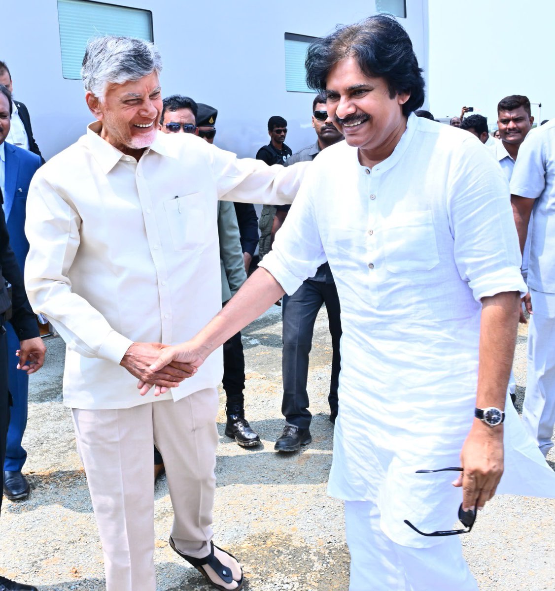 APDeputyCMO's tweet photo. ప్రొద్దుటూరులో జల్ జీవన్ మిషన్ – అమరజీవి జలధారల ప్రత్యేక పైలాన్

•రూ. 30,156 కోట్ల తాగు నీటి ప్రాజెక్టుల వివరాలతో అమృత్ నగర్ కూడలిలో ఏర్పాటు
•పైలాన్‌ను ఆవిష్కరించిన గౌరవ ముఖ్యమంత్రి శ్రీ @ncbn గారు, ఉప ముఖ్యమంత్రివర్యులు శ్రీ @PawanKalyan గారు

రాష్ట్ర ప్రజలకు సురక్షితమైన, నాణ్యమైన తాగు నీటిని అందించాలనే లక్ష్యంతో అమలు చేస్తున్న జల్ జీవన్ మిషన్ – అమరజీవి జలధార ప్రాజెక్టులకి సంబంధించిన ప్రత్యేక పైలాన్ ను ప్రొద్దుటూరు పట్టణంలోని, అమృత్ నగర్ కూడలిలో గౌరవ రాష్ట్ర ముఖ్యమంత్రివర్యులు శ్రీ చంద్రబాబు నాయుడు గారు, ఉప ముఖ్యమంత్రివర్యులు శ్రీ పవన్ కళ్యాణ్ గారు కలసి ఆవిష్కరించారు.  జల్ జీవన్ మిషన్ – అమరజీవి జలధార ద్వారా చేపడుతున్న భారీ తాగునీటి ప్రాజెక్టుల వివరాలను ప్రజలు తెలుసుకునేందుకు వీలుగా ఈ పైలాన్ ను ఏర్పాటు చేశారు. 

రూ.30,156 కోట్ల వ్యయంతో రాష్ట్రవ్యాప్తంగా అమలు చేస్తున్న తాగునీటి సరఫరా, సమగ్ర రక్షిత తాగునీటి పథకాలు, మల్టీ విలేజ్ స్కీమ్స్, గ్రామీణ నీటి మౌలిక వసతుల కల్పనకు సంబంధించిన ప్రధాన ప్రాజెక్టుల వివరాలు ఈ పైలాన్‌లో పొందుపరిచారు. అందులో గండికోట జలాశయం నుంచి అన్నమయ్య, చిత్తూరు జిల్లాల్లో నిర్మిస్తున్న ప్రాజెక్టులతోపాటు రాష్ట్రవ్యాప్తంగా దాదాపు 9,000 గ్రామాల్లో చేపట్టిన సింగిల్ విలేజ్ స్కీమ్స్, 28 జిల్లాల పరిధిలో చేపట్టిన ప్రాజెక్టుల వివరాలు ప్రజలకు సులభంగా అర్థమయ్యేరీతిలో ఫలకాలపై చెక్కారు.  ప్రతి ఇంటికీ స్వచ్ఛమైన తాగునీరు చేర్చాలన్న లక్ష్యంతో జల్ జీవన్ మిషన్ – అమరజీవి జలధార పనులను ఎంతో బాధ్యతాయుతంగా ముందుకు తీసుకువెళ్తున్నట్టు ఈ సందర్భంగా తెలియజేశారు. 

ఈ కార్యక్రమంలో బీజేపీ రాష్ట్ర అధ్యక్షులు శ్రీ పీవీఎన్ మాధవ్ గారు, రోడ్లు, భవనాల శాఖ మంత్రి శ్రీ బీసీ జనార్థనరెడ్డి, స్థానిక శాసన సభ్యులు శ్రీ నంద్యాల వరదరాజులు రెడ్డి, మైదుకూరు శాసన సభ్యులు శ్రీ పుట్టా సుధాకర్ యాదవ్ తదితరులు పాల్గొన్నారు.

(1/4)