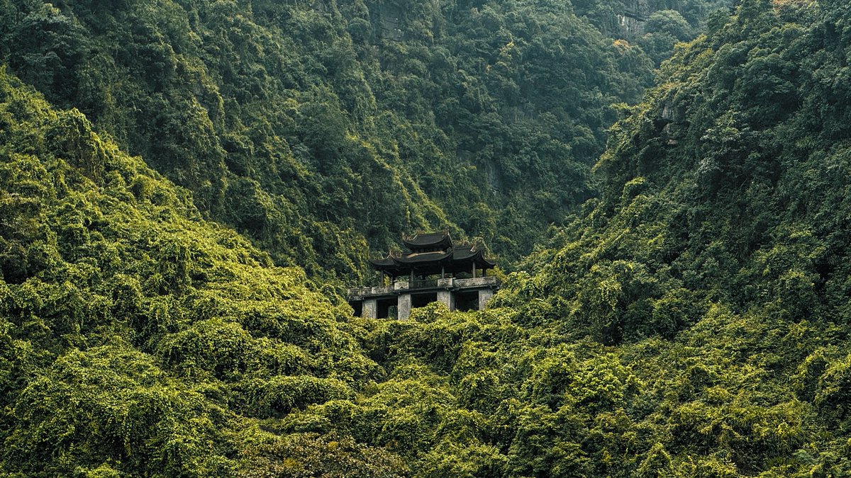 vici_5's tweet photo. Bích Động Pagoda in the pouring rain was worth every soaked step. We turned back in a narrow cave, only to learn it opens into a stunning spot inside the mountain. Next time, we’re finishing the adventure. https://t.co/8WDdjWkG6r