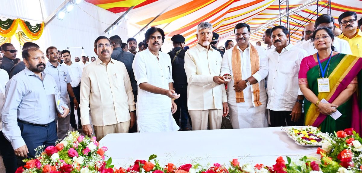 JanaSenaParty's tweet photo. ప్రొద్దుటూరులో జల్ జీవన్ మిషన్ – అమరజీవి జలధారల ప్రత్యేక పైలాన్

•రూ. 30,156 కోట్ల తాగు నీటి ప్రాజెక్టుల వివరాలతో అమృత్ నగర్ కూడలిలో ఏర్పాటు
•పైలాన్‌ను ఆవిష్కరించిన గౌరవ ముఖ్యమంత్రి శ్రీ @ncbn గారు, ఉప ముఖ్యమంత్రివర్యులు శ్రీ @PawanKalyan గారు

రాష్ట్ర ప్రజలకు సురక్షితమైన, నాణ్యమైన తాగు నీటిని అందించాలనే లక్ష్యంతో అమలు చేస్తున్న జల్ జీవన్ మిషన్ – అమరజీవి జలధార ప్రాజెక్టులకి సంబంధించిన ప్రత్యేక పైలాన్ ను ప్రొద్దుటూరు పట్టణంలోని, అమృత్ నగర్ కూడలిలో గౌరవ రాష్ట్ర ముఖ్యమంత్రివర్యులు శ్రీ చంద్రబాబు నాయుడు గారు, ఉప ముఖ్యమంత్రివర్యులు శ్రీ పవన్ కళ్యాణ్ గారు కలసి ఆవిష్కరించారు.  జల్ జీవన్ మిషన్ – అమరజీవి జలధార ద్వారా చేపడుతున్న భారీ తాగునీటి ప్రాజెక్టుల వివరాలను ప్రజలు తెలుసుకునేందుకు వీలుగా ఈ పైలాన్ ను ఏర్పాటు చేశారు. రూ.30,156 కోట్ల వ్యయంతో రాష్ట్రవ్యాప్తంగా అమలు చేస్తున్న తాగునీటి సరఫరా, సమగ్ర రక్షిత తాగునీటి పథకాలు, మల్టీ విలేజ్ స్కీమ్స్, గ్రామీణ నీటి మౌలిక వసతుల కల్పనకు సంబంధించిన ప్రధాన ప్రాజెక్టుల వివరాలు ఈ పైలాన్‌లో పొందుపరిచారు. అందులో గండికోట జలాశయం నుంచి అన్నమయ్య, చిత్తూరు జిల్లాల్లో నిర్మిస్తున్న ప్రాజెక్టులతోపాటు రాష్ట్రవ్యాప్తంగా దాదాపు 9,000 గ్రామాల్లో చేపట్టిన సింగిల్ విలేజ్ స్కీమ్స్, 28 జిల్లాల పరిధిలో చేపట్టిన ప్రాజెక్టుల వివరాలు ప్రజలకు సులభంగా అర్థమయ్యేరీతిలో ఫలకాలపై చెక్కారు.  ప్రతి ఇంటికీ స్వచ్ఛమైన తాగునీరు చేర్చాలన్న లక్ష్యంతో జల్ జీవన్ మిషన్ – అమరజీవి జలధార పనులను ఎంతో బాధ్యతాయుతంగా ముందుకు తీసుకువెళ్తున్నట్టు ఈ సందర్భంగా తెలియజేశారు. 
ఈ కార్యక్రమంలో బీజేపీ రాష్ట్ర అధ్యక్షులు శ్రీ పీవీఎన్ మాధవ్ గారు, రోడ్లు, భవనాల శాఖ మంత్రి శ్రీ బీసీ జనార్థనరెడ్డి, స్థానిక శాసన సభ్యులు శ్రీ నంద్యాల వరదరాజులు రెడ్డి, మైదుకూరు శాసన సభ్యులు శ్రీ పుట్టా సుధాకర్ యాదవ్ తదితరులు పాల్గొన్నారు.

#JalJeevanMission