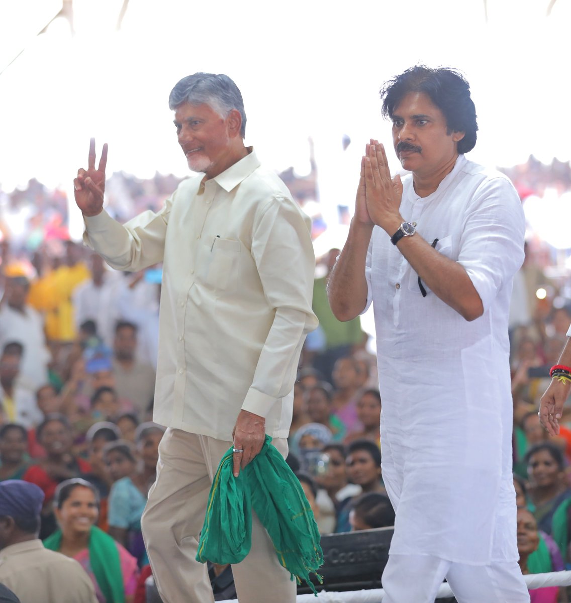 JanaSenaParty's tweet photo. ప్రొద్దుటూరులో జల్ జీవన్ మిషన్ – అమరజీవి జలధారల ప్రత్యేక పైలాన్

•రూ. 30,156 కోట్ల తాగు నీటి ప్రాజెక్టుల వివరాలతో అమృత్ నగర్ కూడలిలో ఏర్పాటు
•పైలాన్‌ను ఆవిష్కరించిన గౌరవ ముఖ్యమంత్రి శ్రీ @ncbn గారు, ఉప ముఖ్యమంత్రివర్యులు శ్రీ @PawanKalyan గారు

రాష్ట్ర ప్రజలకు సురక్షితమైన, నాణ్యమైన తాగు నీటిని అందించాలనే లక్ష్యంతో అమలు చేస్తున్న జల్ జీవన్ మిషన్ – అమరజీవి జలధార ప్రాజెక్టులకి సంబంధించిన ప్రత్యేక పైలాన్ ను ప్రొద్దుటూరు పట్టణంలోని, అమృత్ నగర్ కూడలిలో గౌరవ రాష్ట్ర ముఖ్యమంత్రివర్యులు శ్రీ చంద్రబాబు నాయుడు గారు, ఉప ముఖ్యమంత్రివర్యులు శ్రీ పవన్ కళ్యాణ్ గారు కలసి ఆవిష్కరించారు.  జల్ జీవన్ మిషన్ – అమరజీవి జలధార ద్వారా చేపడుతున్న భారీ తాగునీటి ప్రాజెక్టుల వివరాలను ప్రజలు తెలుసుకునేందుకు వీలుగా ఈ పైలాన్ ను ఏర్పాటు చేశారు. రూ.30,156 కోట్ల వ్యయంతో రాష్ట్రవ్యాప్తంగా అమలు చేస్తున్న తాగునీటి సరఫరా, సమగ్ర రక్షిత తాగునీటి పథకాలు, మల్టీ విలేజ్ స్కీమ్స్, గ్రామీణ నీటి మౌలిక వసతుల కల్పనకు సంబంధించిన ప్రధాన ప్రాజెక్టుల వివరాలు ఈ పైలాన్‌లో పొందుపరిచారు. అందులో గండికోట జలాశయం నుంచి అన్నమయ్య, చిత్తూరు జిల్లాల్లో నిర్మిస్తున్న ప్రాజెక్టులతోపాటు రాష్ట్రవ్యాప్తంగా దాదాపు 9,000 గ్రామాల్లో చేపట్టిన సింగిల్ విలేజ్ స్కీమ్స్, 28 జిల్లాల పరిధిలో చేపట్టిన ప్రాజెక్టుల వివరాలు ప్రజలకు సులభంగా అర్థమయ్యేరీతిలో ఫలకాలపై చెక్కారు.  ప్రతి ఇంటికీ స్వచ్ఛమైన తాగునీరు చేర్చాలన్న లక్ష్యంతో జల్ జీవన్ మిషన్ – అమరజీవి జలధార పనులను ఎంతో బాధ్యతాయుతంగా ముందుకు తీసుకువెళ్తున్నట్టు ఈ సందర్భంగా తెలియజేశారు. 
ఈ కార్యక్రమంలో బీజేపీ రాష్ట్ర అధ్యక్షులు శ్రీ పీవీఎన్ మాధవ్ గారు, రోడ్లు, భవనాల శాఖ మంత్రి శ్రీ బీసీ జనార్థనరెడ్డి, స్థానిక శాసన సభ్యులు శ్రీ నంద్యాల వరదరాజులు రెడ్డి, మైదుకూరు శాసన సభ్యులు శ్రీ పుట్టా సుధాకర్ యాదవ్ తదితరులు పాల్గొన్నారు.

#JalJeevanMission