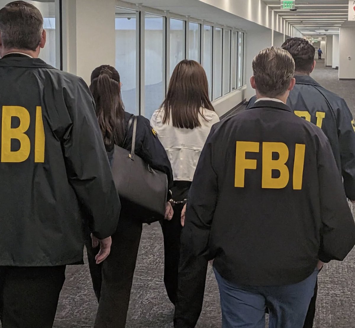 yamadajour's tweet photo. 中国人女性スパイが、台湾政府高官の家族をアメリカで監視していたとして、FBIによって逮捕される。高飛び寸前だった。 https://t.co/WYzrnmZDR4