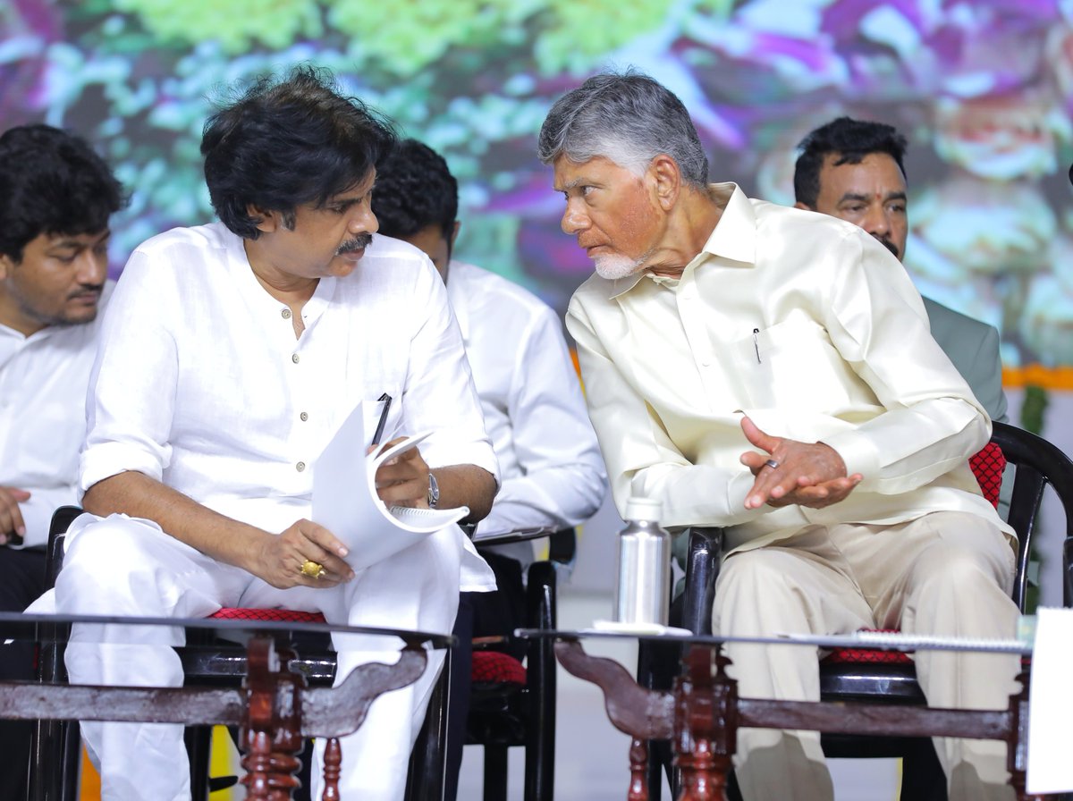 JanaSenaParty's tweet photo. ప్రొద్దుటూరులో జల్ జీవన్ మిషన్ – అమరజీవి జలధారల ప్రత్యేక పైలాన్

•రూ. 30,156 కోట్ల తాగు నీటి ప్రాజెక్టుల వివరాలతో అమృత్ నగర్ కూడలిలో ఏర్పాటు
•పైలాన్‌ను ఆవిష్కరించిన గౌరవ ముఖ్యమంత్రి శ్రీ @ncbn గారు, ఉప ముఖ్యమంత్రివర్యులు శ్రీ @PawanKalyan గారు

రాష్ట్ర ప్రజలకు సురక్షితమైన, నాణ్యమైన తాగు నీటిని అందించాలనే లక్ష్యంతో అమలు చేస్తున్న జల్ జీవన్ మిషన్ – అమరజీవి జలధార ప్రాజెక్టులకి సంబంధించిన ప్రత్యేక పైలాన్ ను ప్రొద్దుటూరు పట్టణంలోని, అమృత్ నగర్ కూడలిలో గౌరవ రాష్ట్ర ముఖ్యమంత్రివర్యులు శ్రీ చంద్రబాబు నాయుడు గారు, ఉప ముఖ్యమంత్రివర్యులు శ్రీ పవన్ కళ్యాణ్ గారు కలసి ఆవిష్కరించారు.  జల్ జీవన్ మిషన్ – అమరజీవి జలధార ద్వారా చేపడుతున్న భారీ తాగునీటి ప్రాజెక్టుల వివరాలను ప్రజలు తెలుసుకునేందుకు వీలుగా ఈ పైలాన్ ను ఏర్పాటు చేశారు. రూ.30,156 కోట్ల వ్యయంతో రాష్ట్రవ్యాప్తంగా అమలు చేస్తున్న తాగునీటి సరఫరా, సమగ్ర రక్షిత తాగునీటి పథకాలు, మల్టీ విలేజ్ స్కీమ్స్, గ్రామీణ నీటి మౌలిక వసతుల కల్పనకు సంబంధించిన ప్రధాన ప్రాజెక్టుల వివరాలు ఈ పైలాన్‌లో పొందుపరిచారు. అందులో గండికోట జలాశయం నుంచి అన్నమయ్య, చిత్తూరు జిల్లాల్లో నిర్మిస్తున్న ప్రాజెక్టులతోపాటు రాష్ట్రవ్యాప్తంగా దాదాపు 9,000 గ్రామాల్లో చేపట్టిన సింగిల్ విలేజ్ స్కీమ్స్, 28 జిల్లాల పరిధిలో చేపట్టిన ప్రాజెక్టుల వివరాలు ప్రజలకు సులభంగా అర్థమయ్యేరీతిలో ఫలకాలపై చెక్కారు.  ప్రతి ఇంటికీ స్వచ్ఛమైన తాగునీరు చేర్చాలన్న లక్ష్యంతో జల్ జీవన్ మిషన్ – అమరజీవి జలధార పనులను ఎంతో బాధ్యతాయుతంగా ముందుకు తీసుకువెళ్తున్నట్టు ఈ సందర్భంగా తెలియజేశారు. 
ఈ కార్యక్రమంలో బీజేపీ రాష్ట్ర అధ్యక్షులు శ్రీ పీవీఎన్ మాధవ్ గారు, రోడ్లు, భవనాల శాఖ మంత్రి శ్రీ బీసీ జనార్థనరెడ్డి, స్థానిక శాసన సభ్యులు శ్రీ నంద్యాల వరదరాజులు రెడ్డి, మైదుకూరు శాసన సభ్యులు శ్రీ పుట్టా సుధాకర్ యాదవ్ తదితరులు పాల్గొన్నారు.

#JalJeevanMission