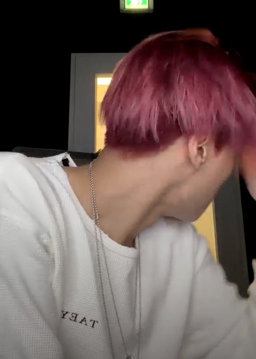 W00LOOKS's tweet photo. THE RED IS FADING ALR AND IT LOOKS PINKISH OMGGGG PINKYOUNG https://t.co/Db6zyE5Olc