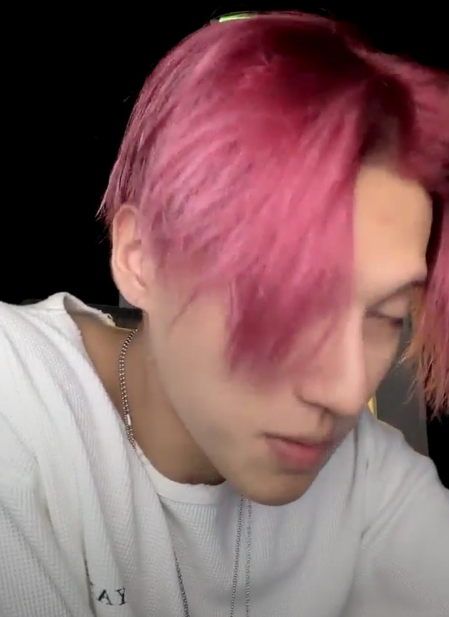 W00LOOKS's tweet photo. THE RED IS FADING ALR AND IT LOOKS PINKISH OMGGGG PINKYOUNG https://t.co/Db6zyE5Olc