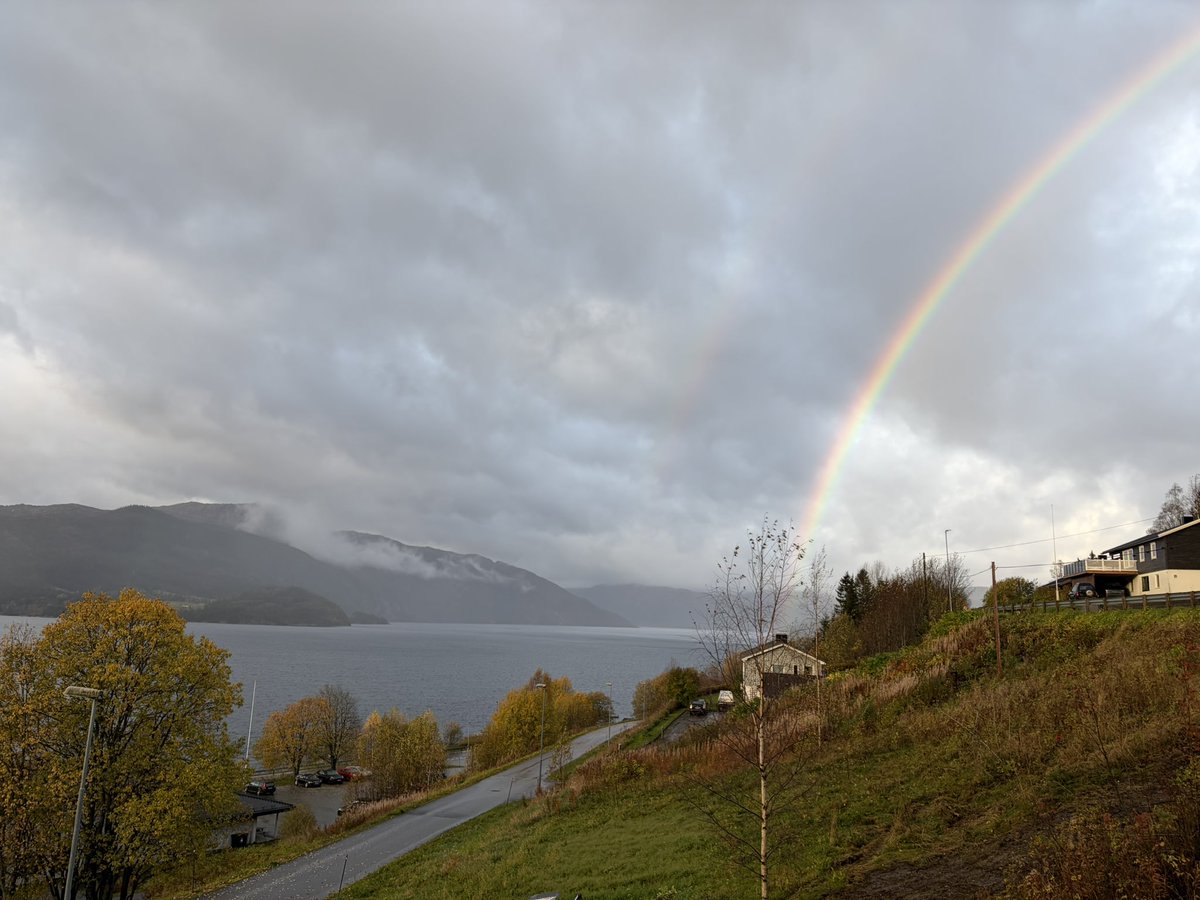 AHagby's tweet photo. Rainbow and Mountain Selhornet 🌈🍁🍂💨Have a nice weekend ahead🥰 https://t.co/wrF2ngXXER