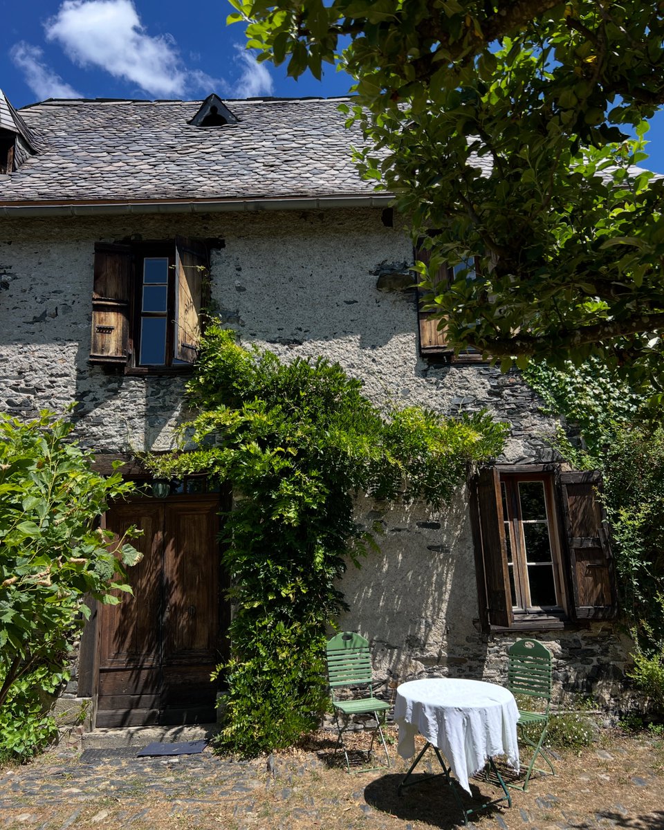 naamiiranda's tweet photo. Precious moments in the French countryside: waking to birdsong, dressing up for the garden, living barefoot, and sharing soul-nourishing conversations. https://t.co/Voi8a4QAsD