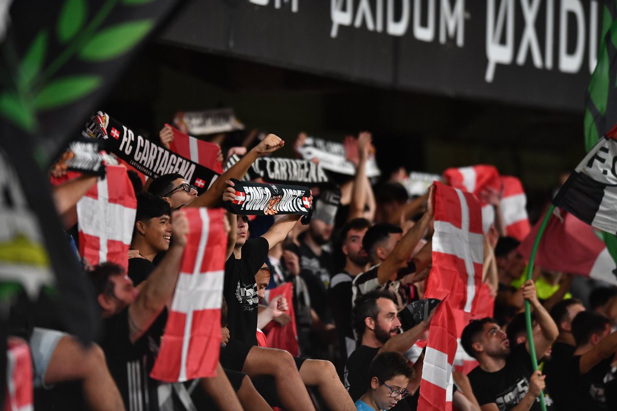 Curva_Vickers's tweet photo. Desde CURVA VICKERS queremos agradecer a la @fpfcct  su colaboración con esas +300 banderas de la MARÍTIMA para peñistas de la @GradaCarthago

➡️Es identidad
➡️Es amor por nuestra tierra
➡️Es lo que nos une

El miércoles a ondearlas con orgullo!
Compra tu entrada y vente 💪🔥 https://t.co/Q5eFVrPP4K