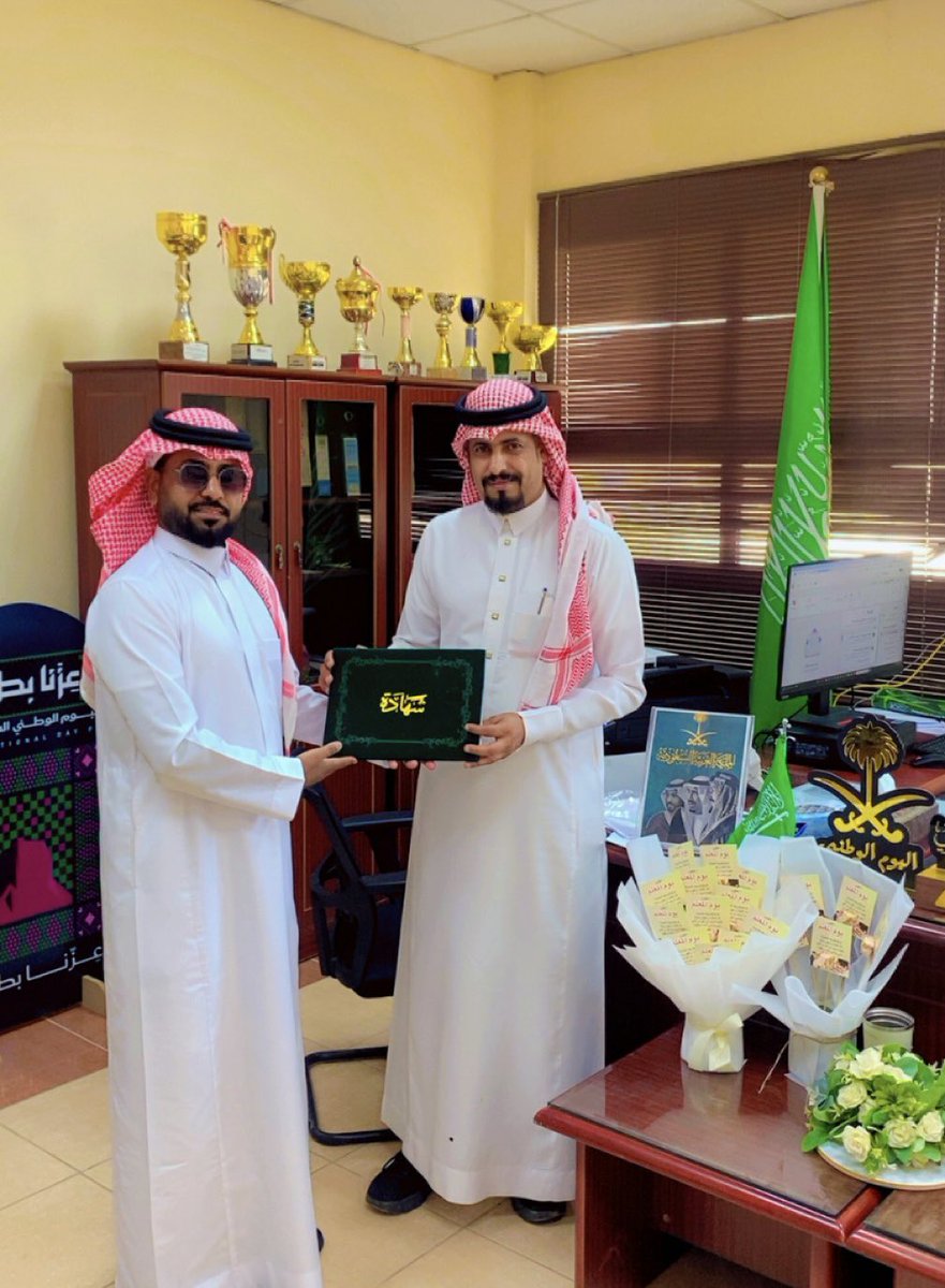 abumsharey's tweet photo. تكريم من قبل مدير المدرسة #الاستاذ/ عادل بن مقبل الذعيت الشراري ل #معلمي مجمع متوسطة محمد الرشيد وابتدائية عكاظ بمناسبة #اليوم_العالمي_للمعلم
#يوم_المعلم 
#تعليم_الجوف
#القريات https://t.co/5cE1BBS8rm