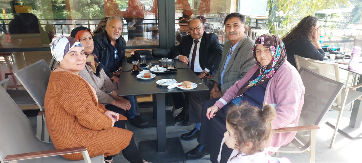 deva_sariyer's tweet photo. İlçe Başkanımız Adem Çetin ve İlçe Başkan Yardımcımız Mustafa İrkin, aile ziyaretleri kapsamında Kudret Bey, eşi ve komşularıyla bir araya gelerek partimizin çalışmaları hakkında bilgilendirmelerde bulundular.

#devapartisi #sarıyerdeva #türkiye #istanbul #deva https://t.co/dPH0zGht6A
