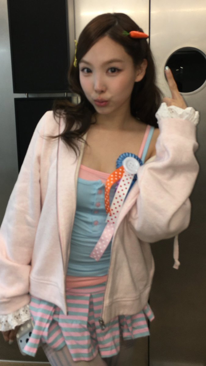 imnayeonarchive's tweet photo. 🥕🩵 https://t.co/rcUK1DGIhR