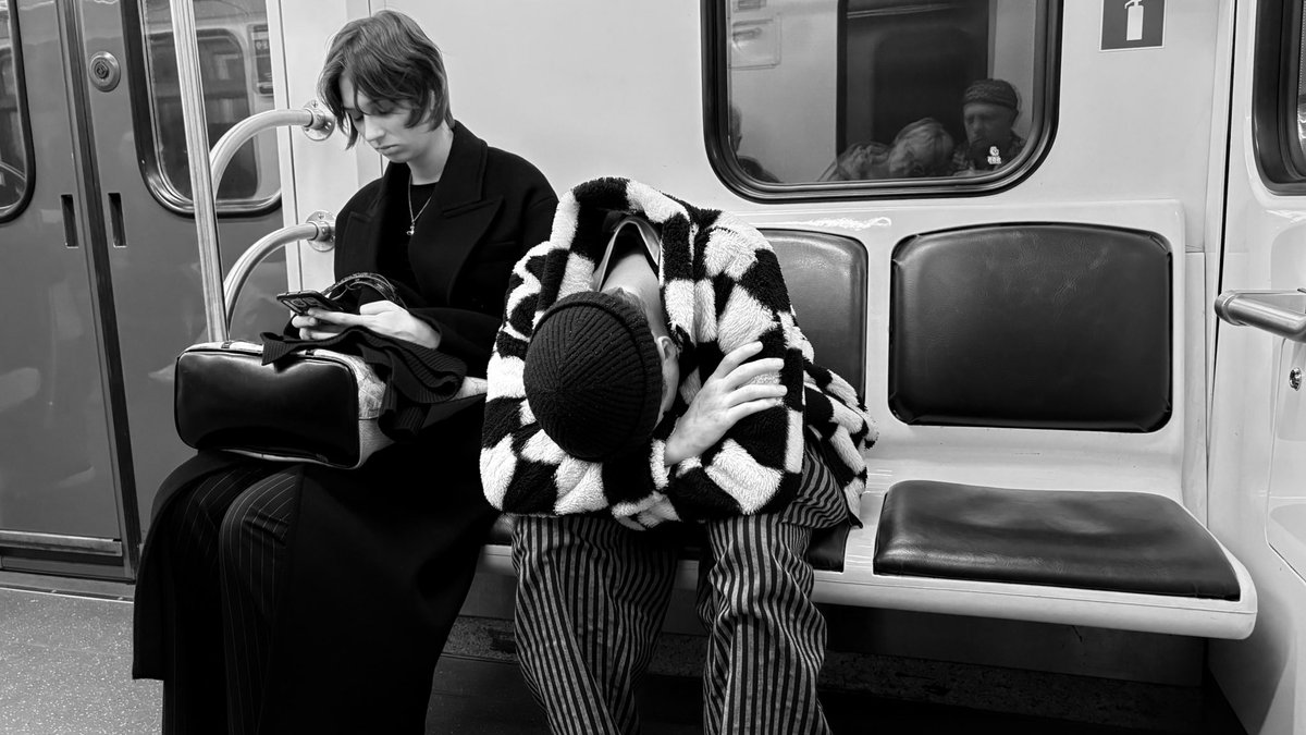 tolyakaftan's tweet photo. Adjacent subway seats: a black-and-white check pattern on a jacket and a stripe on the trousers.

#yearlife #history
#documentaryphotography #noir #photooftheday #bnw https://t.co/guU6uRRzAt