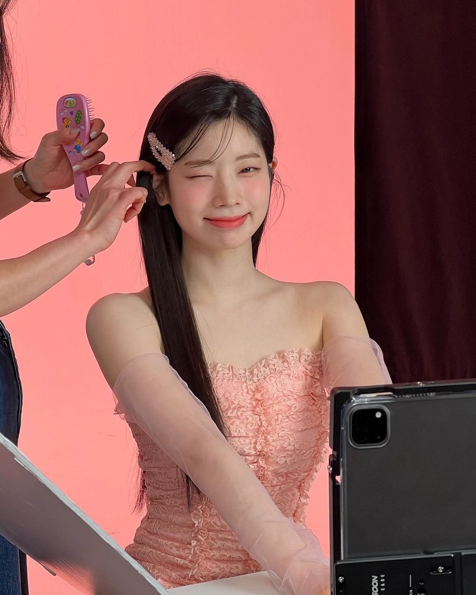 dahmohearts's tweet photo. it’s literally just two photos of dahyun, i don’t see a difference🥹🤏🏼 #DAHYUN #TWICE https://t.co/8owserfyC7