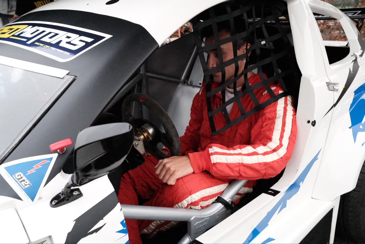 CavalierRosso's tweet photo. 🔴 IT’S RAAAAAAAAACE WEEK

Je suis de retour sur la piste, enfiiiin. Ça fait 6 mois que j’attends ce moment, et ce week-end je me rends à Nogaro pour l’avant dernière manche du championnat Mitjet 

Je suis tellement heureux. Je me suis préparé autant que possible sur ce tracé que je connais pas du tout. 

J’espère avoir un week-end plus compétitif qu’à Magny Cours la dernière fois, mais surtout profiter à fond 

Si vous voulez suivre le projet, j’en parle sur les réseaux vidéos verticaux que vous connaissez bien