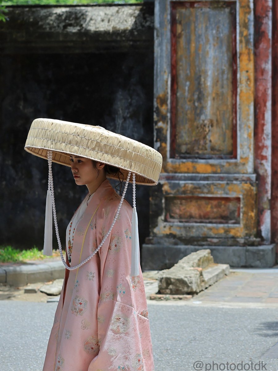 madson2010's tweet photo. Dressing up for a visit to the Imperial City of Hue. https://t.co/cqtkz5Ex9N