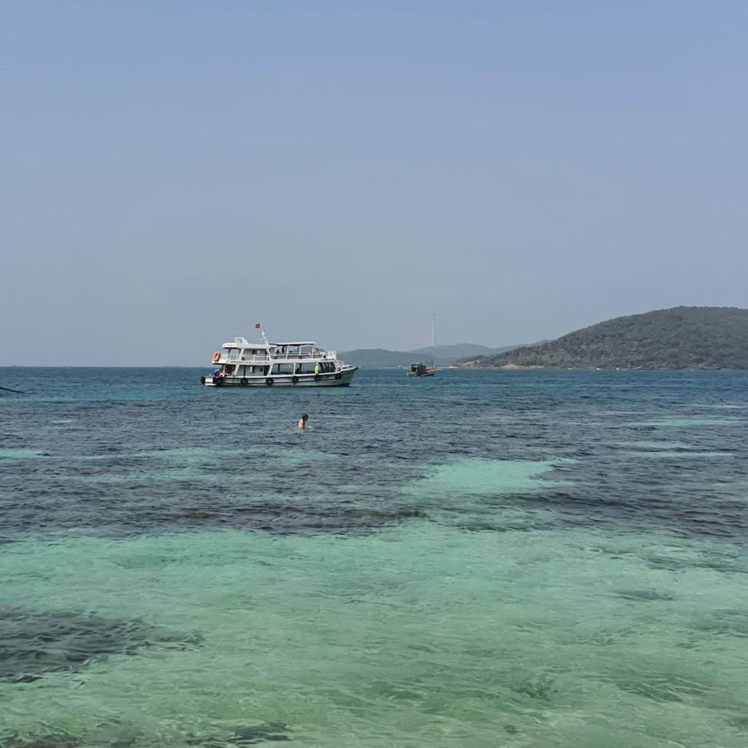 DarllyA1's tweet photo. Locals keep this quiet: Dynasty Phu Quoc has basket boats and kayaks, 4. 8 stars, and 367 reviews, yet tourists walk right past it. Tag your travel buddy. https://t.co/6bM810QbWn