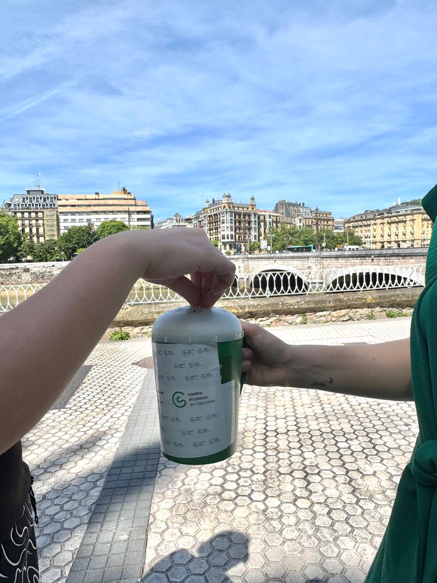 Irunero's tweet photo. #IRUNEROLABURREAN | 💚 💸 Minbiziaren Aurka Gipuzkoan elkarteak 3.700 eurotik gora bildu ditu Irunen egindako diru-bilketan @ContraCancerGP 

💉Bildutako funtsak ikerketa onkologikora nahiz doako zerbitzuetara bideratuko dituztelarik

https://t.co/nHSz2Sm9Di https://t.co/pR1vW6Vh98