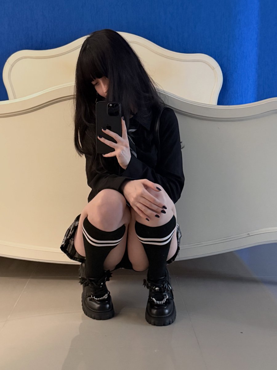angela69vz7's tweet photo. 我就很好奇为什么私我的都是外国人？ 
X上现在国内用户很少了吗？ 
我只想和中国人交朋友，老外我是真的接受不了。 https://t.co/3zoj6KvZ58