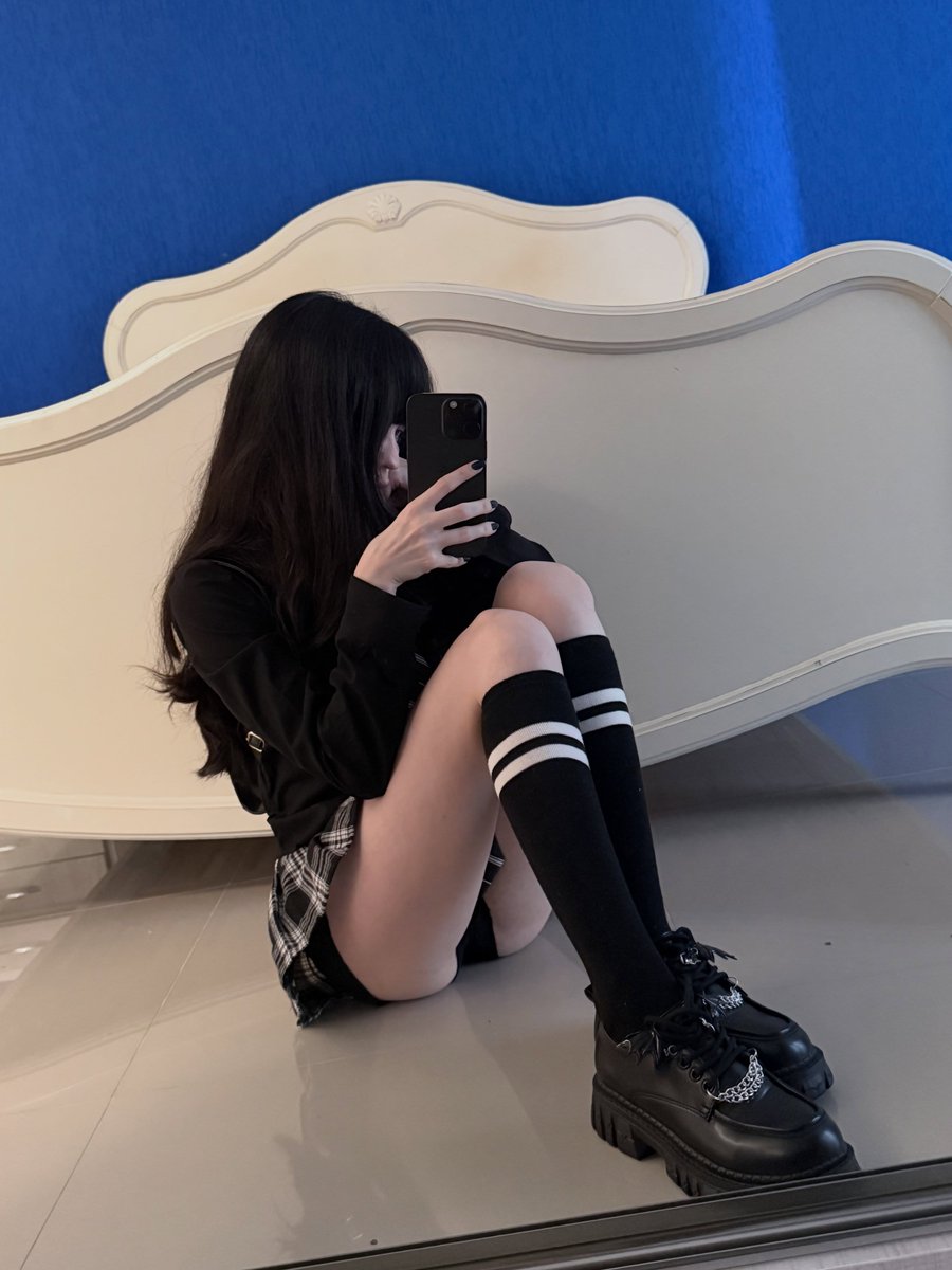 angela69vz7's tweet photo. 我就很好奇为什么私我的都是外国人？ 
X上现在国内用户很少了吗？ 
我只想和中国人交朋友，老外我是真的接受不了。 https://t.co/3zoj6KvZ58
