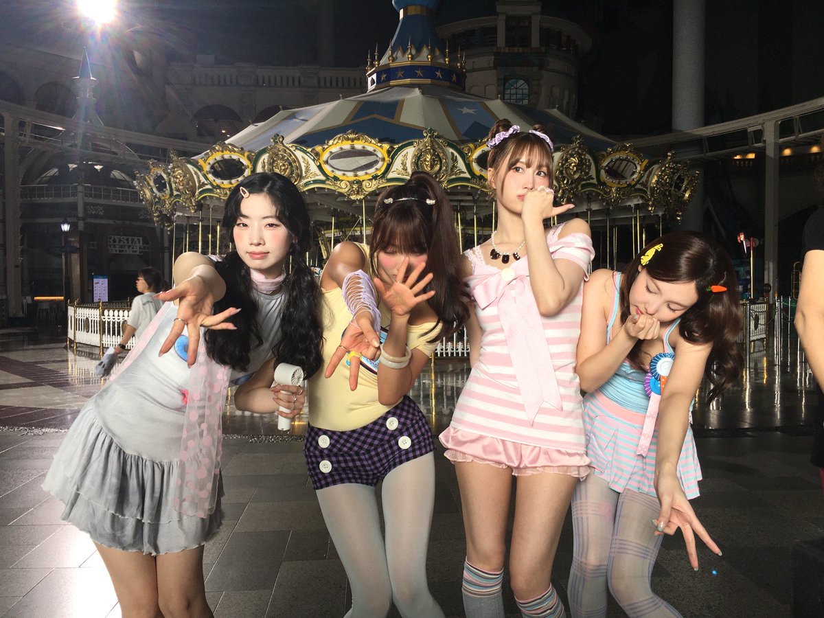 saintshyo's tweet photo. jihyo is so tan😭😭😭😭 https://t.co/WfyVXDWNx8