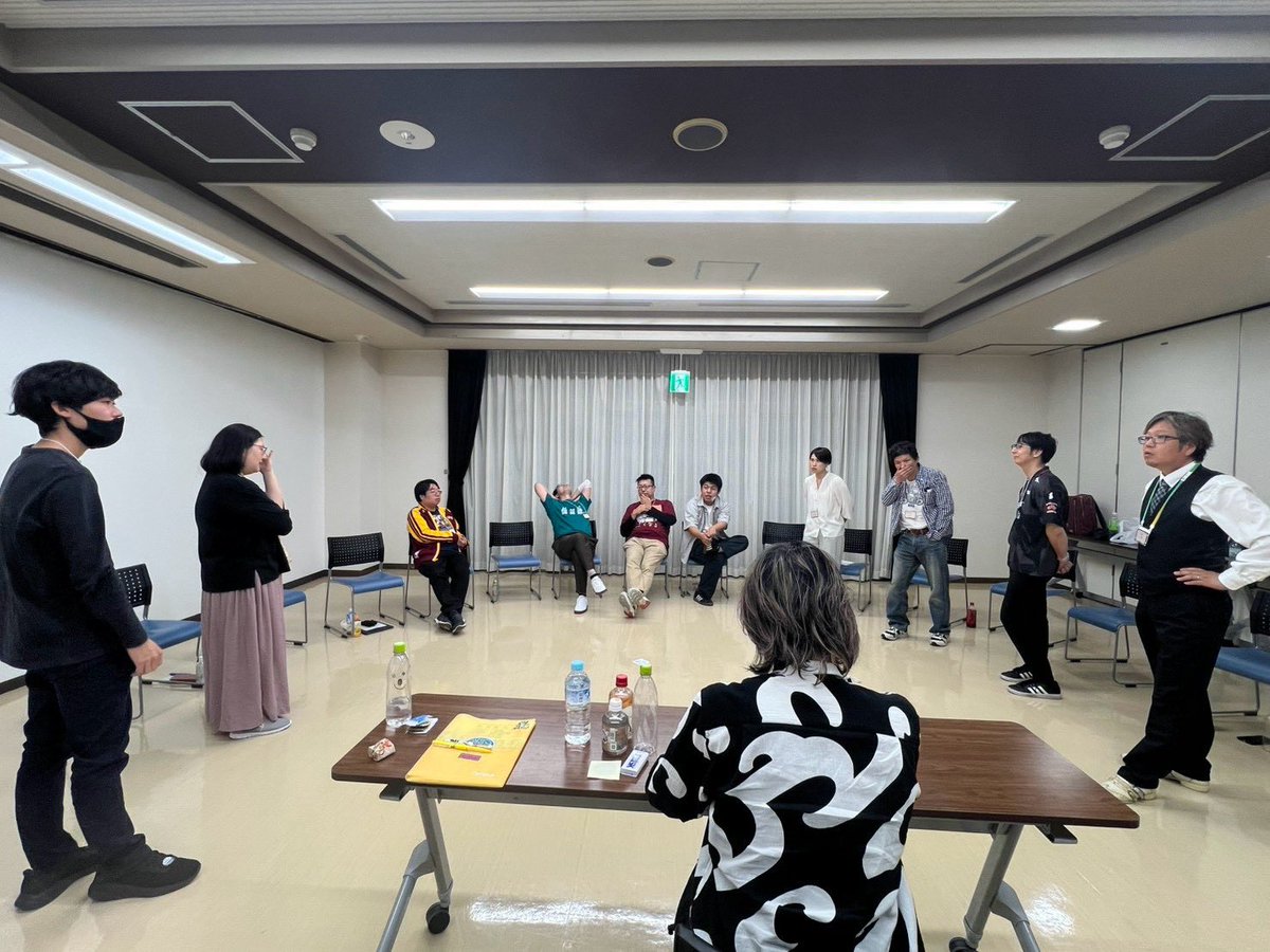 HokurikuJinro_K's tweet photo. 10/3ジンローの木アミーゴスクールの思い出

・学校ぽく「気をつけ、礼！」には始まり、「気をつけ、礼」に終わる
・児玉先生に見てもらいながら真剣にゲーム
・児玉先生からのきめ細かいフィードバック
・もはや魂のぶつかり合い

＃ジンローの木
＃人狼
＃石川 https://t.co/3iLrDRJtl7