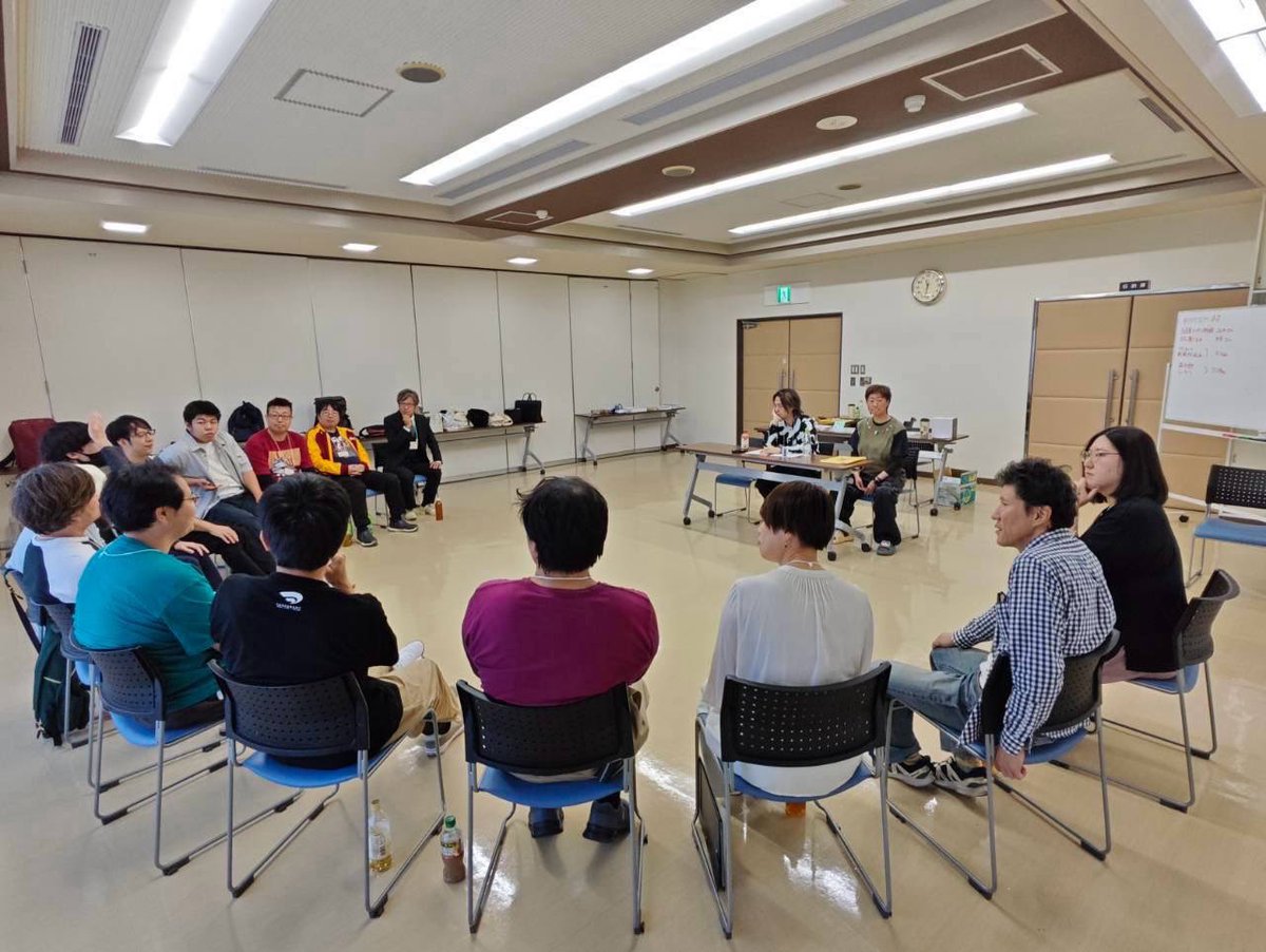 HokurikuJinro_K's tweet photo. 10/3ジンローの木アミーゴスクールの思い出

・学校ぽく「気をつけ、礼！」には始まり、「気をつけ、礼」に終わる
・児玉先生に見てもらいながら真剣にゲーム
・児玉先生からのきめ細かいフィードバック
・もはや魂のぶつかり合い

＃ジンローの木
＃人狼
＃石川 https://t.co/3iLrDRJtl7