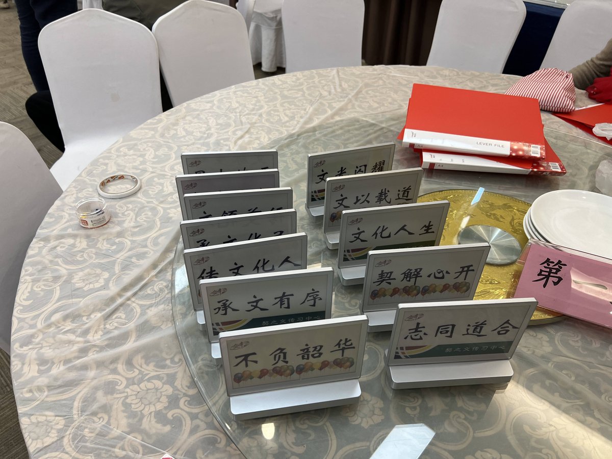 RosariaMcccmf's tweet photo. Esta es la mesa de Men Jingxian. Un rincón sencillo y lleno de estilo. https://t.co/y6oaqUQ697