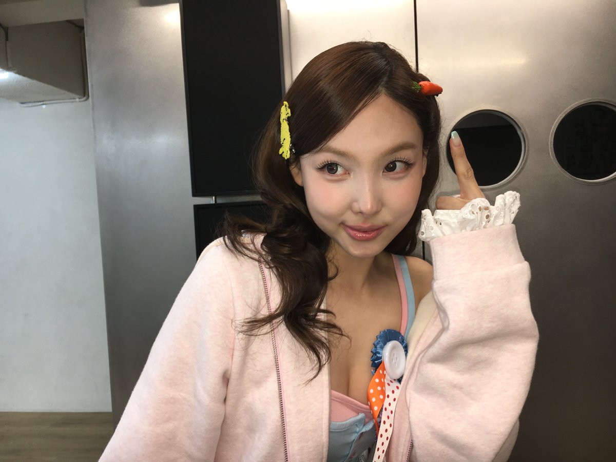 godmitzu's tweet photo. NAYEON IS SO GORGEOUS https://t.co/EAWlYmTRlQ