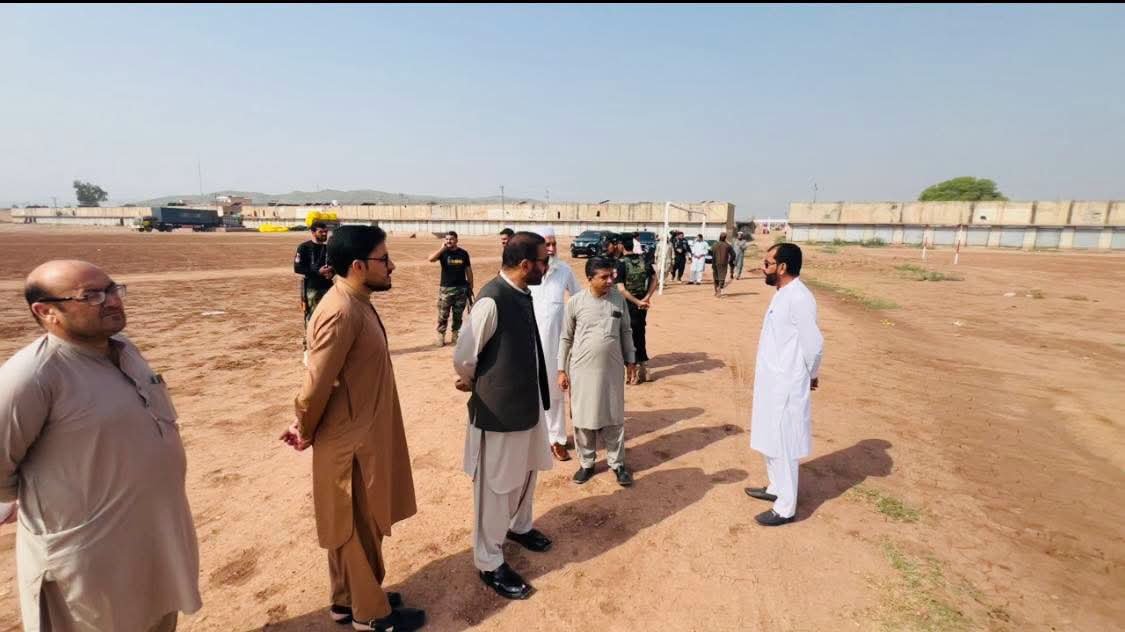 PTIKPOfficial's tweet photo. خیبرپختونخوا کے صوبائی وزیرِ قانون، پارلیمانی امور و انسانی حقوق آفتاب عالم، سابق تحصیل چیئرمین ساجد اقبال اور وزیرِ اطلاعات شفیع جان کے پرسنل سیکریٹری انتظار علی، سابق تحصیل چیئرمین احسان خان، ٹیم داود آفریدی نے لاچی گراؤنڈ کا دورہ کیا اور انتظامات کا جائزہ لیا۔

آج 5 اکتوبر کو قافلہ رات کے وقت کوہاٹ کے قریب لاچی گراؤنڈ میں پڑاؤ کرے گا۔

6 اکتوبر کو دن 12 بجے کوہاٹ، ہنگو، کُرم اور اورکزئی اضلاع سے آنے والے افراد قافلے میں شامل ہوں گے، جس کے بعد قافلہ کوہاٹ سے پشاور کی جانب روانہ ہوگا۔

پشاور پہنچنے کے بعد قافلہ متنی کے قریب رات گزارے گا۔