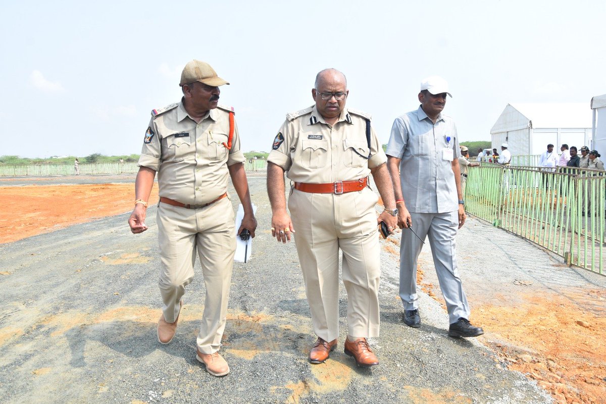 Kadapa_Police's tweet photo. ➡️ ముఖ్యమంత్రి పర్యటన నేపథ్యంలో హెలిప్యాడ్‌ వద్ద భద్రతా ఏర్పాట్లను పర్యవేక్షించిన కర్నూలు రేంజ్ డి.ఐ.జి శ్రీ డా. కోయ ప్రవీణ్ ఐ.పి.ఎస్, జిల్లా ఎస్.పి శ్రీ షెల్కే నచికేత్ విశ్వనాథ్, ఐ.పి.ఎస్. గారు*
#kadapapolice 
#YSRKadapa 
@APPOLICE100 
#CMVisit 
#proddutur 
#digkurnool https://t.co/Fex6IzLv76