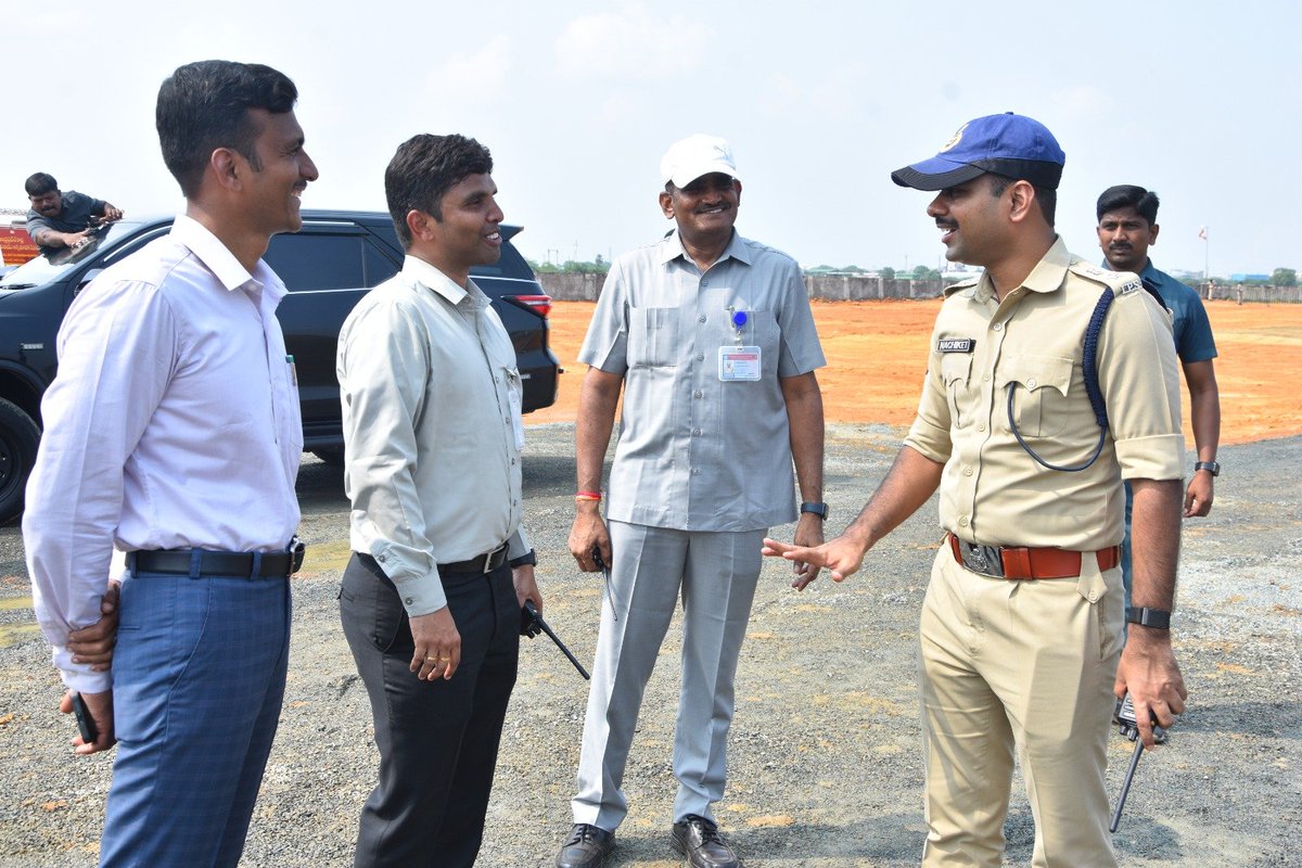 Kadapa_Police's tweet photo. ➡️ ముఖ్యమంత్రి పర్యటన నేపథ్యంలో హెలిప్యాడ్‌ వద్ద భద్రతా ఏర్పాట్లను పర్యవేక్షించిన కర్నూలు రేంజ్ డి.ఐ.జి శ్రీ డా. కోయ ప్రవీణ్ ఐ.పి.ఎస్, జిల్లా ఎస్.పి శ్రీ షెల్కే నచికేత్ విశ్వనాథ్, ఐ.పి.ఎస్. గారు*
#kadapapolice 
#YSRKadapa 
@APPOLICE100 
#CMVisit 
#proddutur 
#digkurnool https://t.co/Fex6IzLv76