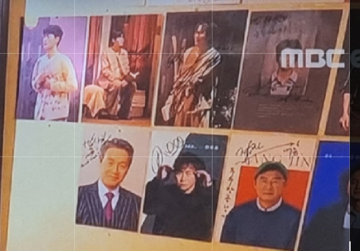 euphoriaaa0901's tweet photo. 예능 방송에서 어느 배우의 공연후 회식 장면인데 벽면에 비밀통로 배우들 사진이 화면에 나와서😃 https://t.co/MniloLO243