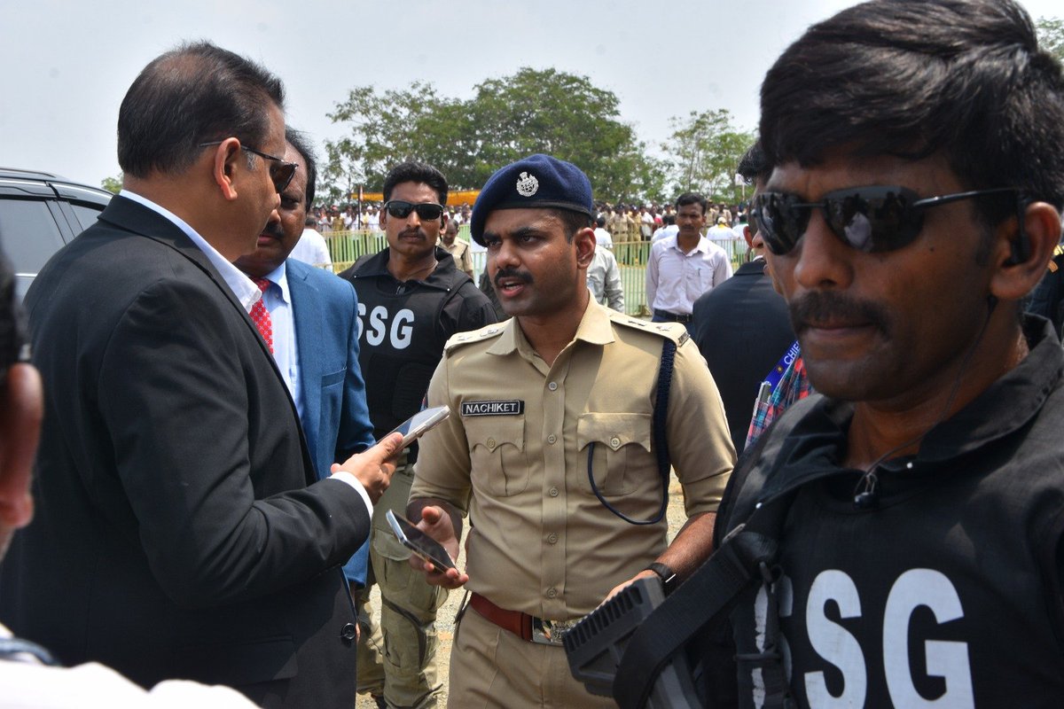 Kadapa_Police's tweet photo. ➡️ ముఖ్యమంత్రి పర్యటన నేపథ్యంలో హెలిప్యాడ్‌ వద్ద భద్రతా ఏర్పాట్లను పర్యవేక్షించిన కర్నూలు రేంజ్ డి.ఐ.జి శ్రీ డా. కోయ ప్రవీణ్ ఐ.పి.ఎస్, జిల్లా ఎస్.పి శ్రీ షెల్కే నచికేత్ విశ్వనాథ్, ఐ.పి.ఎస్. గారు*
#kadapapolice 
#YSRKadapa 
@APPOLICE100 
#CMVisit 
#proddutur 
#digkurnool https://t.co/Fex6IzLv76