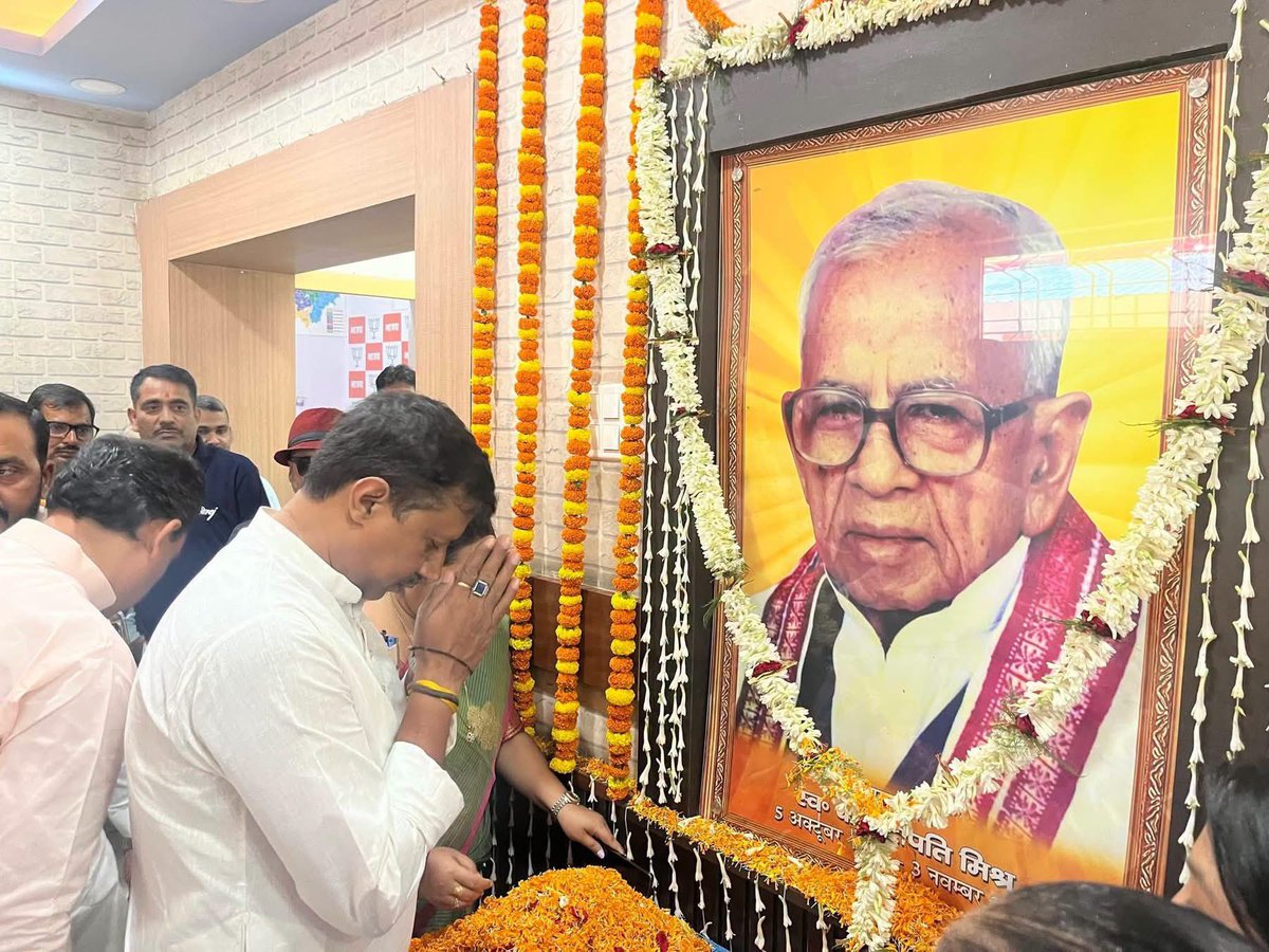 RatneshKBJP's tweet photo. आज प्रदेश भाजपा कार्य���लय में बिहार भाजपा के भीष्म पितामह, श्रद्धेय कैलाशपति मिश्र जी की जन्मजयंती के अवसर पर उनके चित्र पर पुष्पांजलि अर्पित कर उन्हें श्रद्धापूर्वक नमन किया।
कैलाशपति मिश्र जी का संपूर्ण जीवन राष्ट्रसेवा, संगठन निर्माण और जनसेवा के लिए समर्पित रहा। उन्होंने अपने विचारों, सिद्धांतों और कर्मठता से बिहार में भाजपा संगठन को मजबूत आधार प्रदान किया। उनका जीवन और आदर्श हम सभी कार्यकर्ताओं के लि�� सदैव प्रेरणास्रोत रहेंगे।
उनकी जन्मजयंती पर कोटि-कोटि नमन एवं विनम्र श्रद्धांजलि।
#KailashpatiMishra #BJPBihar  #PatnaSahib #RatneshKushwaha #रत्नेश