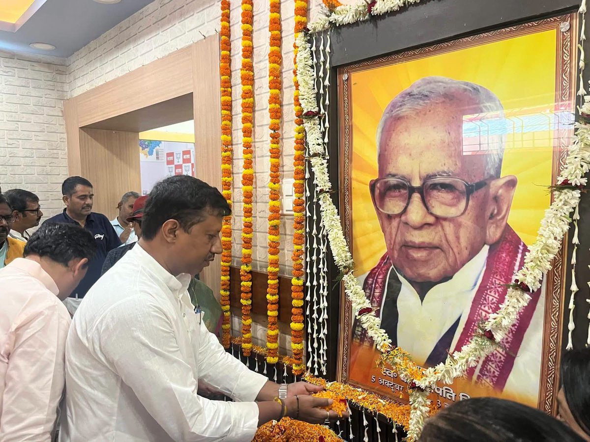 RatneshKBJP's tweet photo. आज प्रदेश भाजपा कार्य���लय में बिहार भाजपा के भीष्म पितामह, श्रद्धेय कैलाशपति मिश्र जी की जन्मजयंती के अवसर पर उनके चित्र पर पुष्पांजलि अर्पित कर उन्हें श्रद्धापूर्वक नमन किया।
कैलाशपति मिश्र जी का संपूर्ण जीवन राष्ट्रसेवा, संगठन निर्माण और जनसेवा के लिए समर्पित रहा। उन्होंने अपने विचारों, सिद्धांतों और कर्मठता से बिहार में भाजपा संगठन को मजबूत आधार प्रदान किया। उनका जीवन और आदर्श हम सभी कार्यकर्ताओं के लि�� सदैव प्रेरणास्रोत रहेंगे।
उनकी जन्मजयंती पर कोटि-कोटि नमन एवं विनम्र श्रद्धांजलि।
#KailashpatiMishra #BJPBihar  #PatnaSahib #RatneshKushwaha #रत्नेश