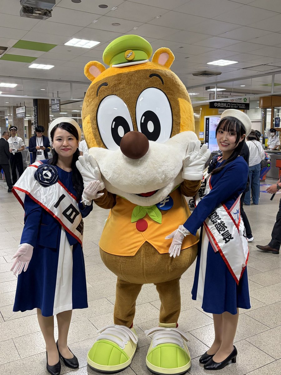 Chikamaru_info's tweet photo. ／
警察や他の鉄道事業者と共同で
「安全・安心キャンペーン」を実施しました!!!
＼

　福岡親善大使や他の鉄道事業者のみなさまと鉄道の安全運行・車内犯罪防止のPR（チラシ配布等）を行いました。
　今後も安全・安心な地下鉄運行に努めて参りますので、ご理解ご協力をお願いします。
#福岡市地下鉄 https://t.co/ESIuCQ7bJw
