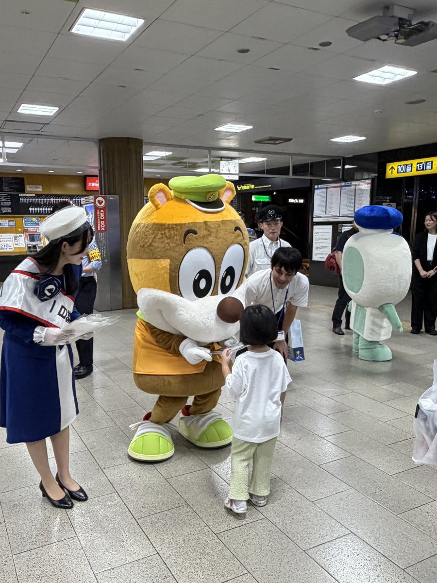 Chikamaru_info's tweet photo. ／
警察や他の鉄道事業者と共同で
「安全・安心キャンペーン」を実施しました!!!
＼

　福岡親善大使や他の鉄道事業者のみなさまと鉄道の安全運行・車内犯罪防止のPR（チラシ配布等）を行いました。
　今後も安全・安心な地下鉄運行に努めて参りますので、ご理解ご協力をお願いします。
#福岡市地下鉄 https://t.co/ESIuCQ7bJw