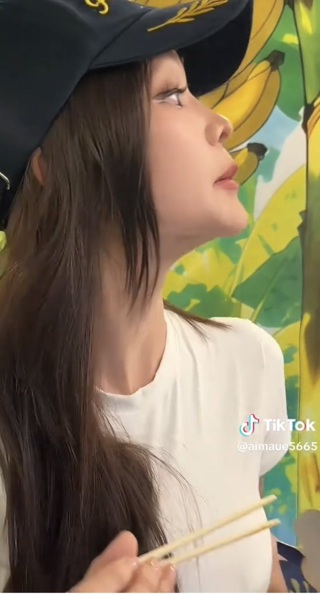 sleepyandfunny's tweet photo. อฟ ตลกธรรมชาติ เล่นมุกรับมุกไวมาก 
เอม: ระดับอิงฟ้าจะจ่ายกี่หมื่น
อฟ: ถ่าย 1 เอากลับ 2 😂
---
อฟ: รสช็อกโกแลตอร่อยมาก
เอม: ไม่มี! 
-------- 
แถมรีแอคธรรมชาติ คนไทยมุงอะไรก็มุงกับเค้าด้วย

งานพิธีกรรายการกินเที่ยวนี่ว่าเหมาะ
#อิงฟ้ามหาชน‌ #EngfaWaraha https://t.co/l23Bt5wan3