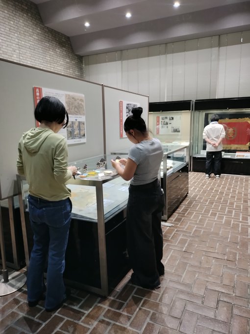shijimaru_hchm's tweet photo. 10/5は、コーナー展示「私たちのテレビ史　～笑って泣いて怒って喜んで～」
の準備。
静岡大学の皆さんが展示作業におみえになりました。
浜松高等工業学校（現静岡大学工学部）の高柳健次郎がテレビジョンによる「イ」の字の送受像に成功してから100年。
関連する歴史資料等、取り揃えています。 https://t.co/jze0srvrli