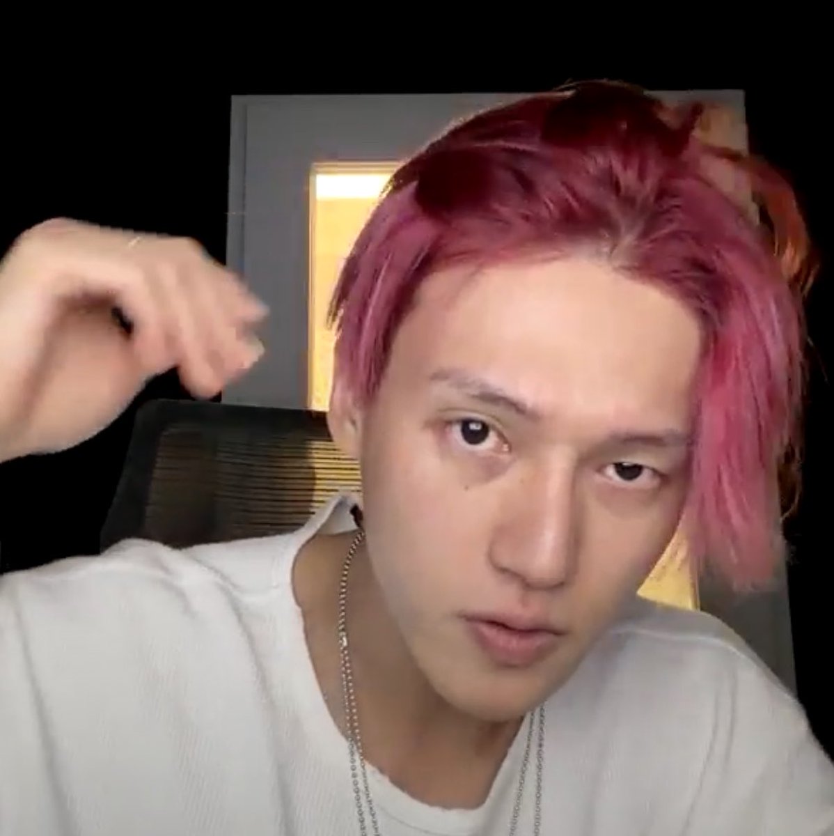 W00LOOKS's tweet photo. he keeps playing around with his hair 😭😭 https://t.co/KeXl4KkEFn