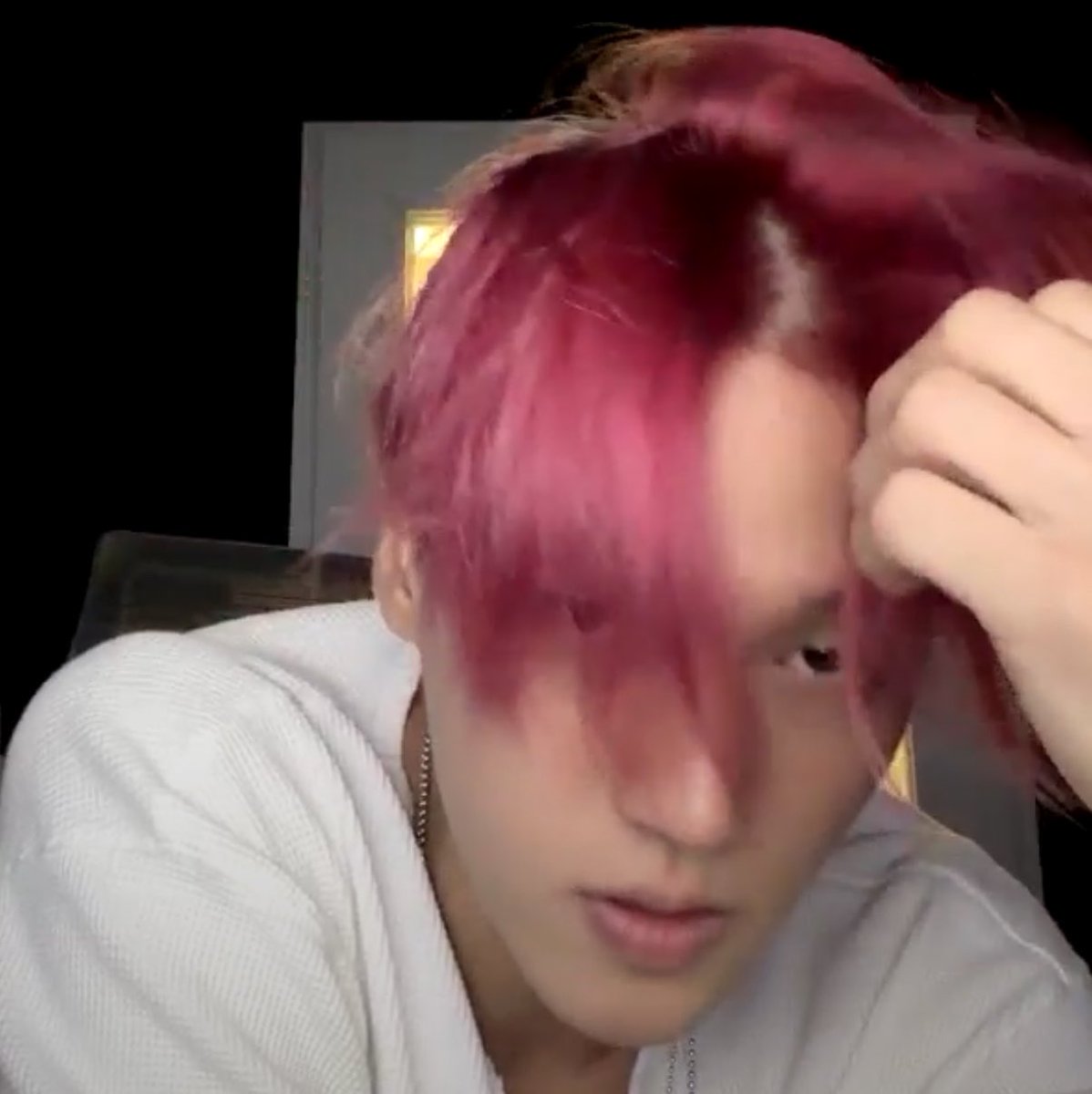 W00LOOKS's tweet photo. he keeps playing around with his hair 😭😭 https://t.co/KeXl4KkEFn