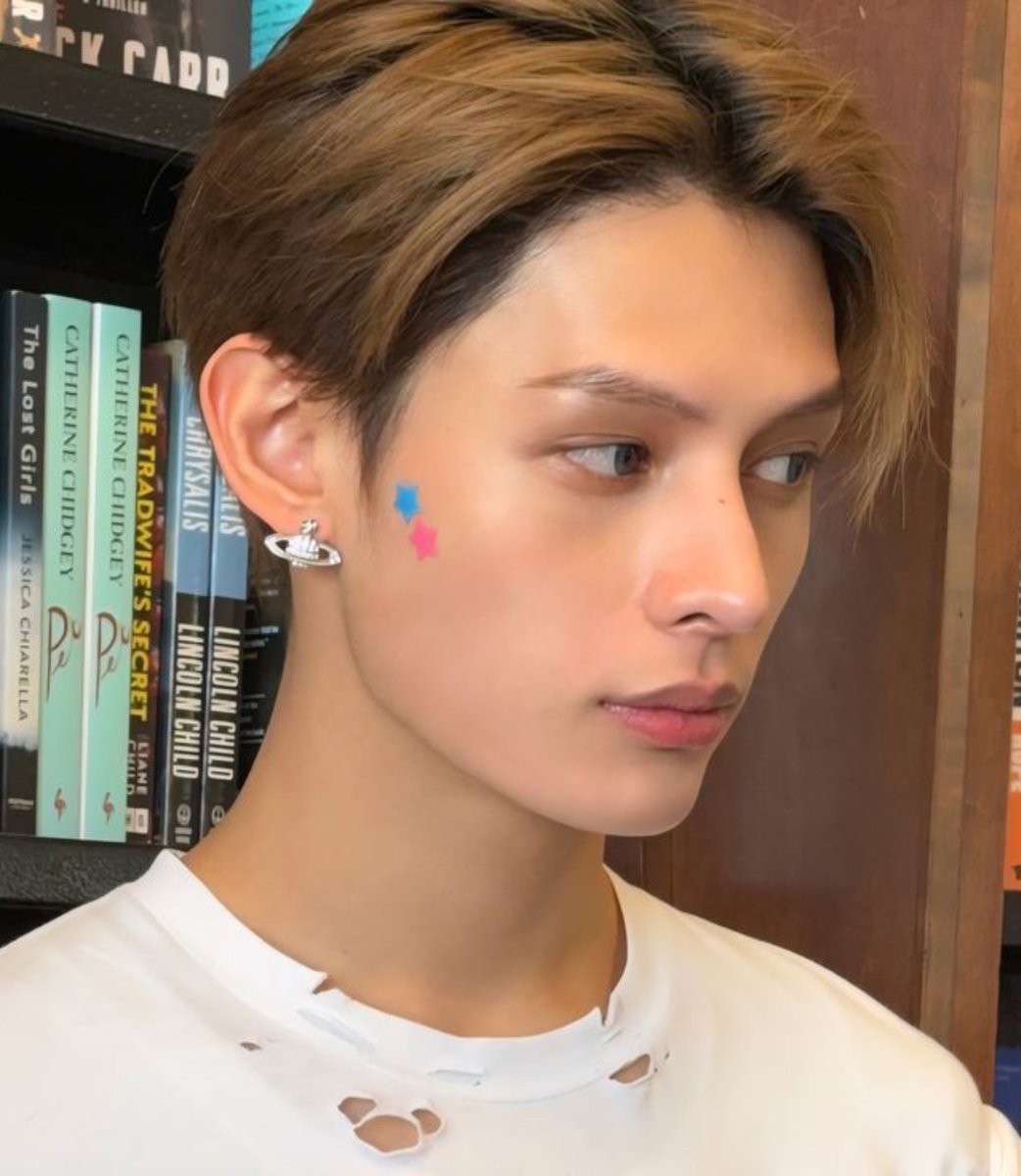 withcortis4life's tweet photo. i really love his earrings. they’re just as beautiful as he is. https://t.co/vjZ3aHl8cN