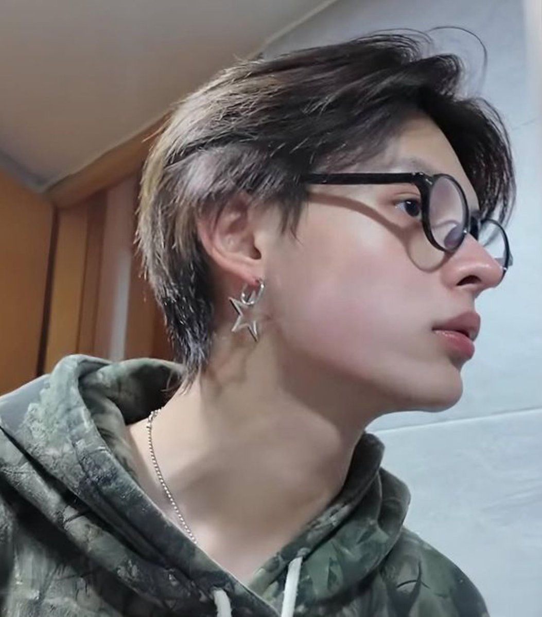 withcortis4life's tweet photo. i really love his earrings. they’re just as beautiful as he is. https://t.co/vjZ3aHl8cN