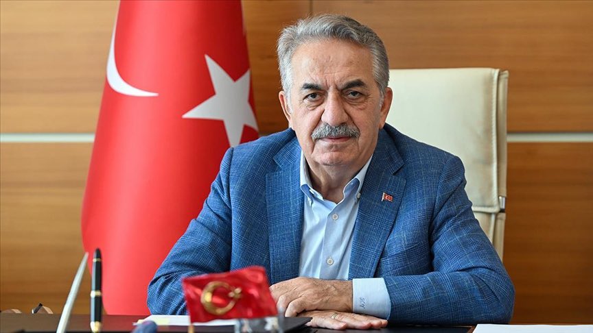 gazetepano's tweet photo. Sabah gazetesi yazarı Melih Altınok, AK Parti yöneticileri Fatma Betül Sayan Kaya ve Hayati Yazıcı'yı sert sözlerle eleştirdi:

• Ulusal tehdit, aile boyu refaha ermiş Fatma Betül Sayan Kaya'nın hiç mi umurunda değil? Hâlâ milyonlarına milyonlar katmanın derdinde.

• Gazetecileri arayıp 'ailecek ağlıyoruz' diyeceğine önce bunun cevabını versin.

• Hayati Yazıcı'nın oğlunun şirketi, bankaların vatandaştan tahsil edemediği borçları toplayan bir varlık yönetim şirketi.

• Rahmetli Alev Alatlı'nın 'Bir işin legal olması ahlaki olduğunu göstermez' sözünü hatırlar mısınız?

• Dar gelirli vatandaş sıkıntıdayken bankaların tahsildarlığına soyunmak iktidar üyesi bir siyasetçinin ailesine yakışır mı?