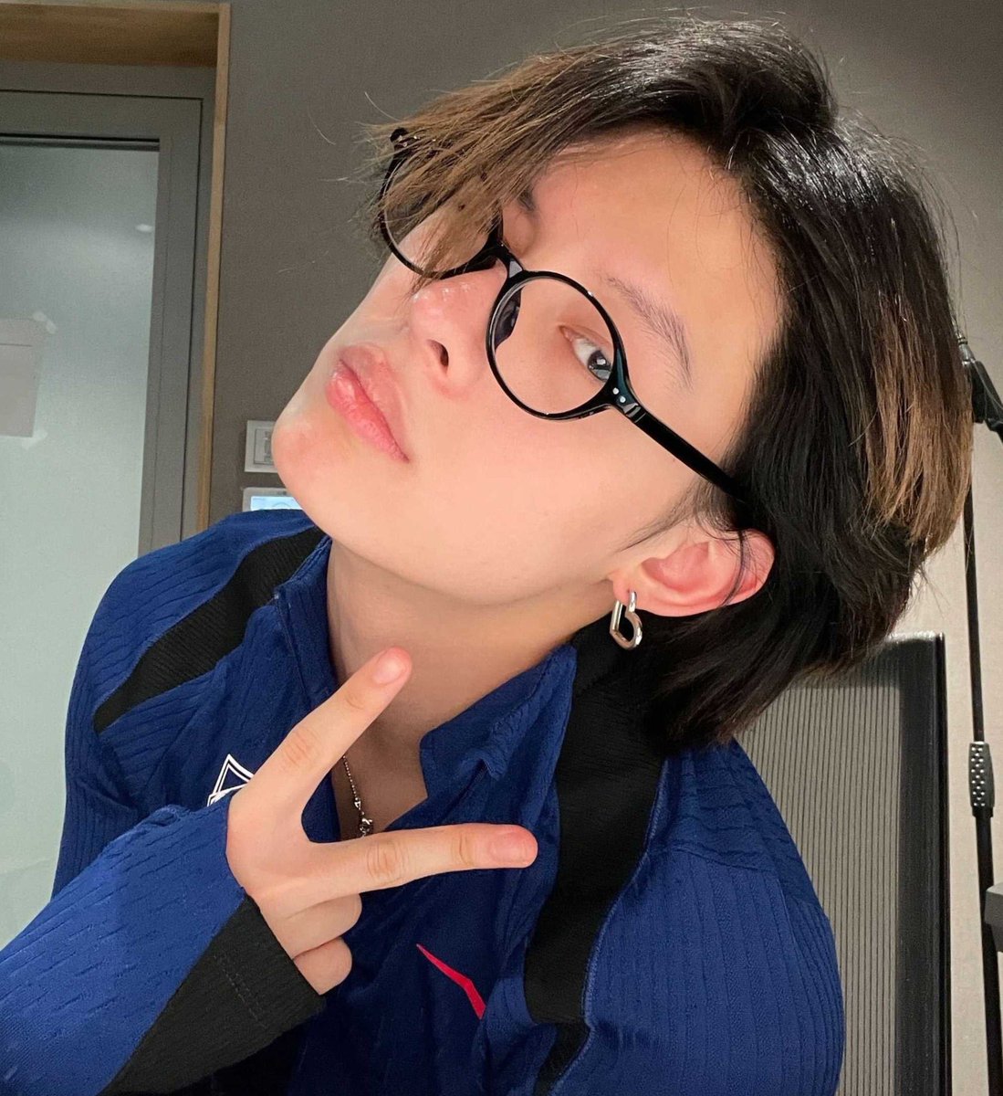withcortis4life's tweet photo. i really love his earrings. they’re just as beautiful as he is. https://t.co/vjZ3aHl8cN