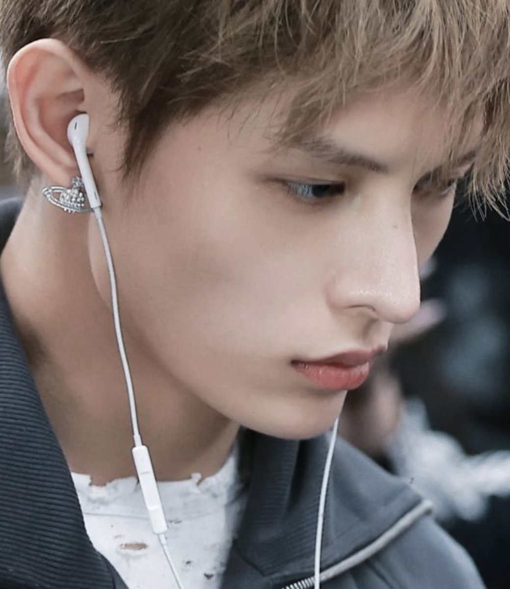 withcortis4life's tweet photo. i really love his earrings. they’re just as beautiful as he is. https://t.co/vjZ3aHl8cN
